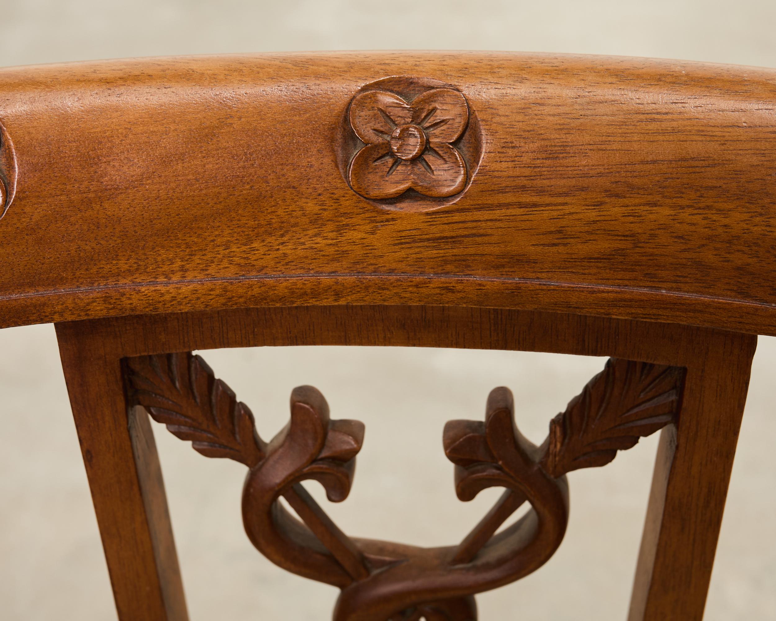 Paar Gondelstühle im napoleonischen Empire-Stil mit Delphinen im Angebot 9