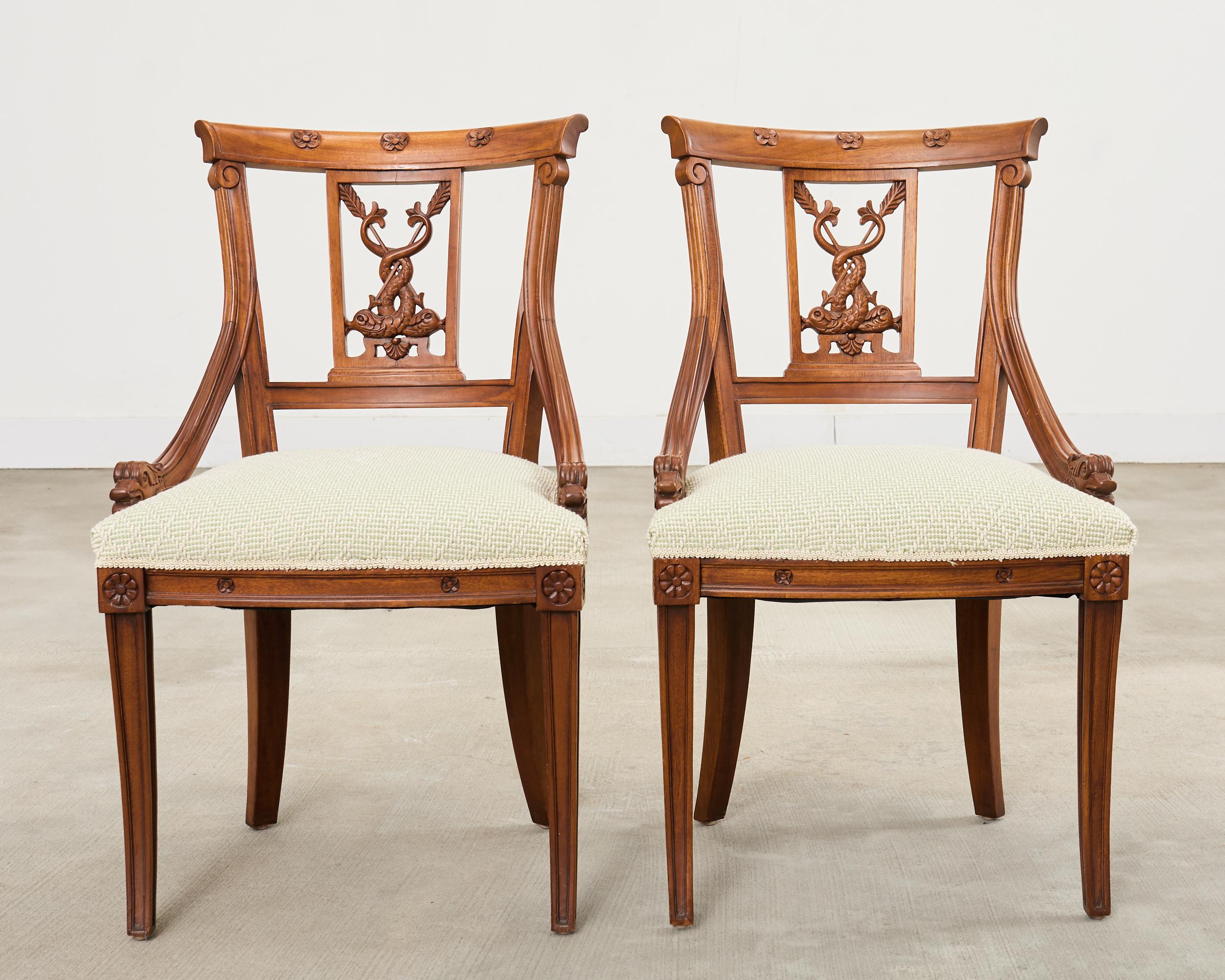 Paar Gondelstühle im napoleonischen Empire-Stil mit Delphinen (Französisch) im Angebot