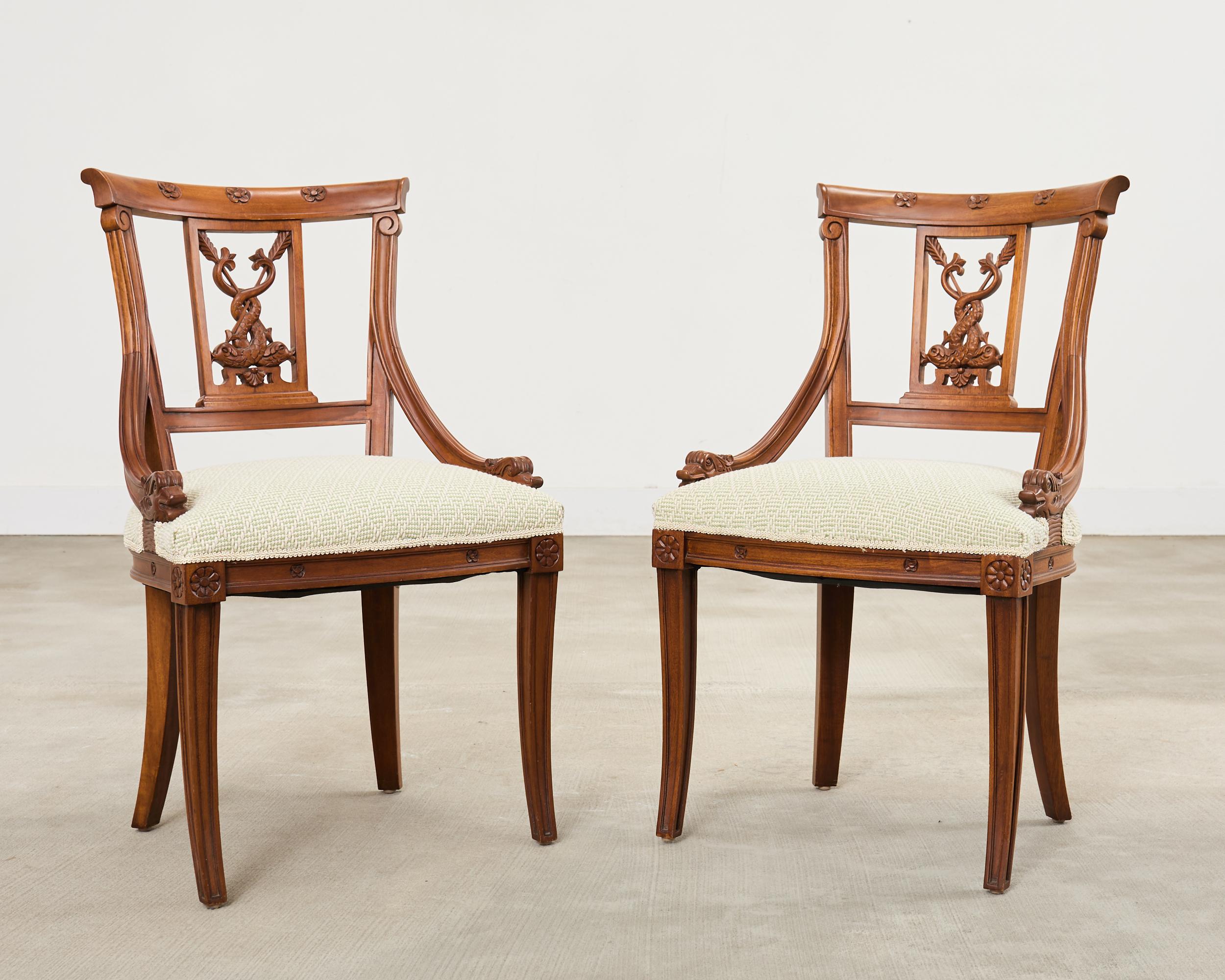 Paar Gondelstühle im napoleonischen Empire-Stil mit Delphinen (Handgefertigt) im Angebot