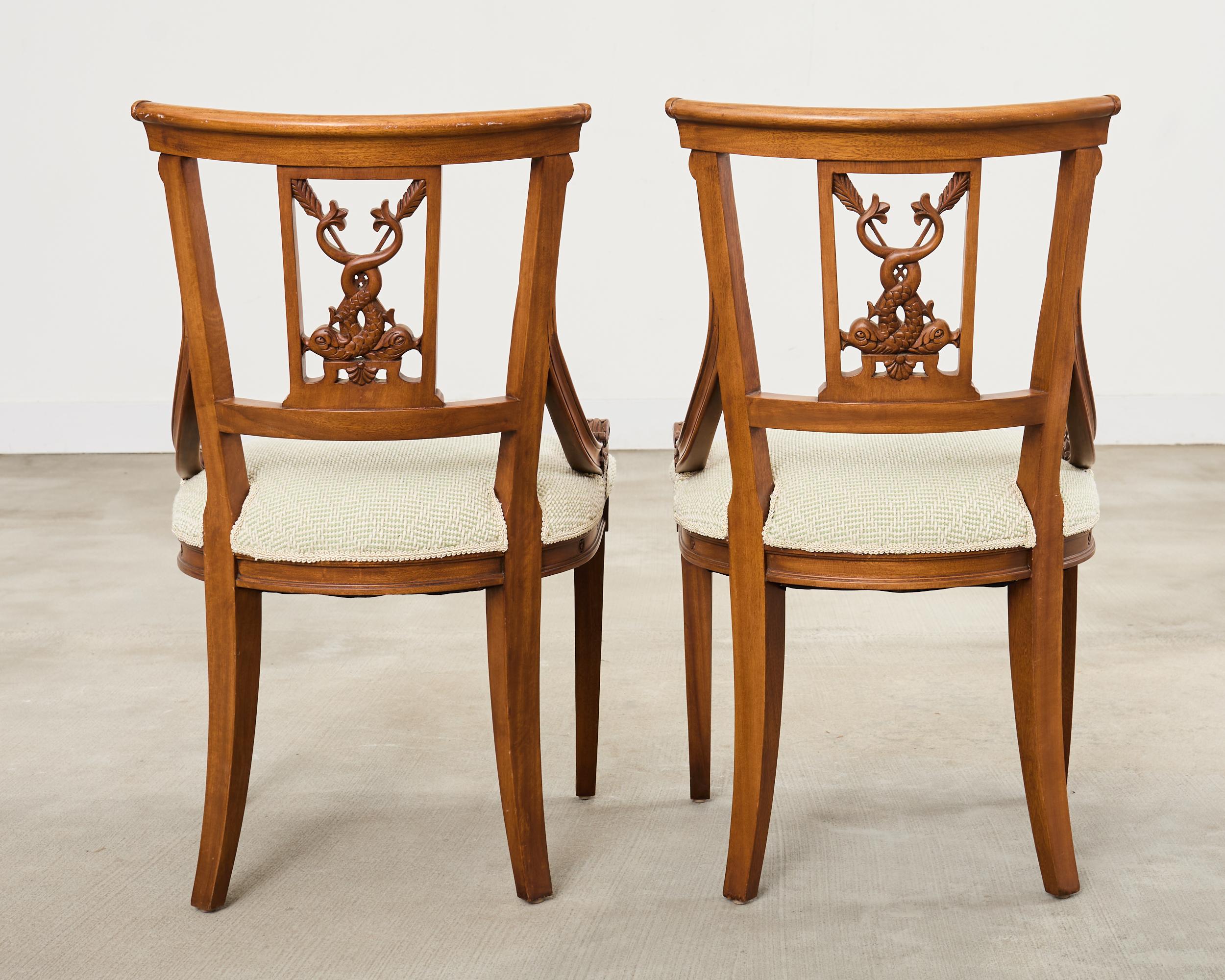 Paar Gondelstühle im napoleonischen Empire-Stil mit Delphinen im Angebot 1