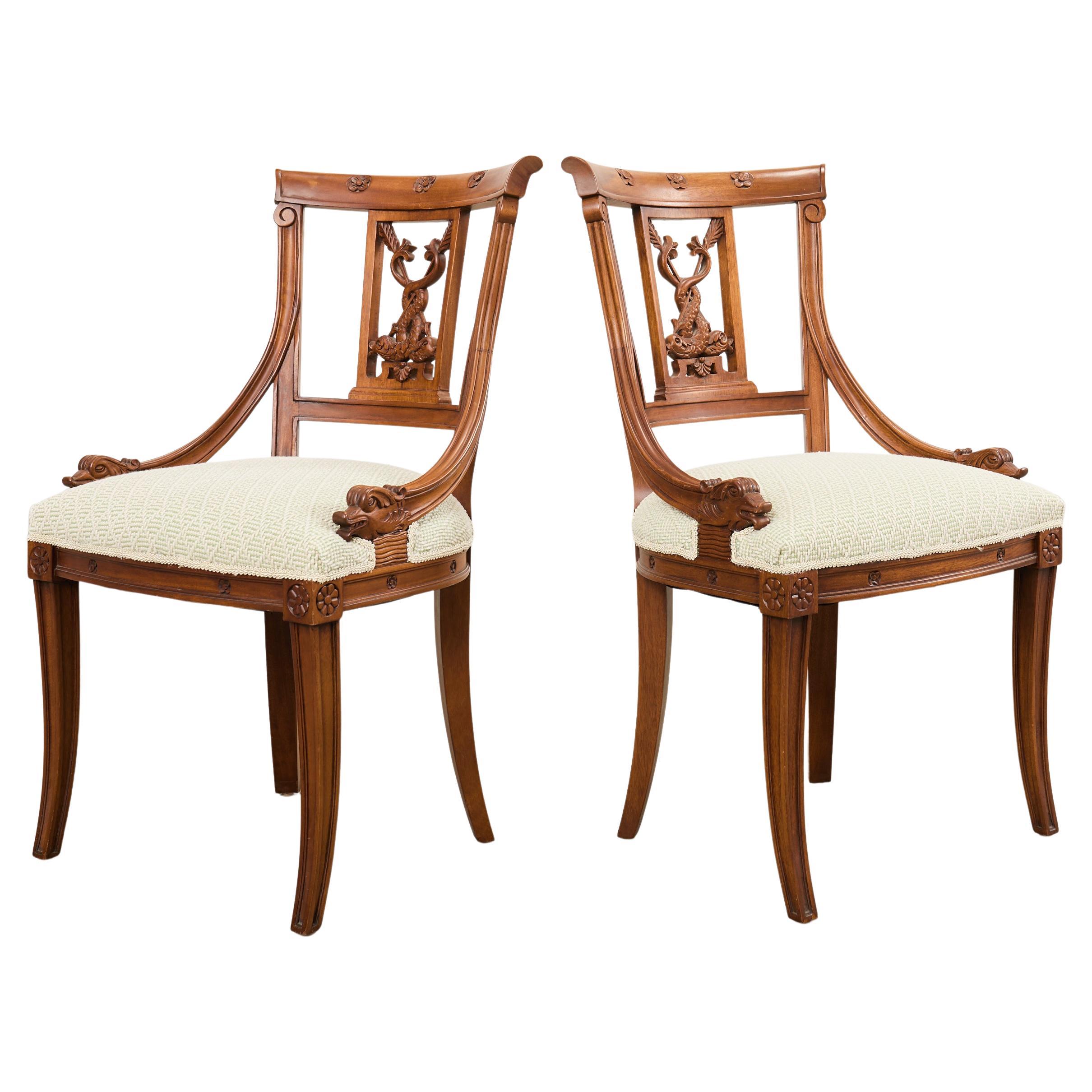 Paar Gondelstühle im napoleonischen Empire-Stil mit Delphinen im Angebot