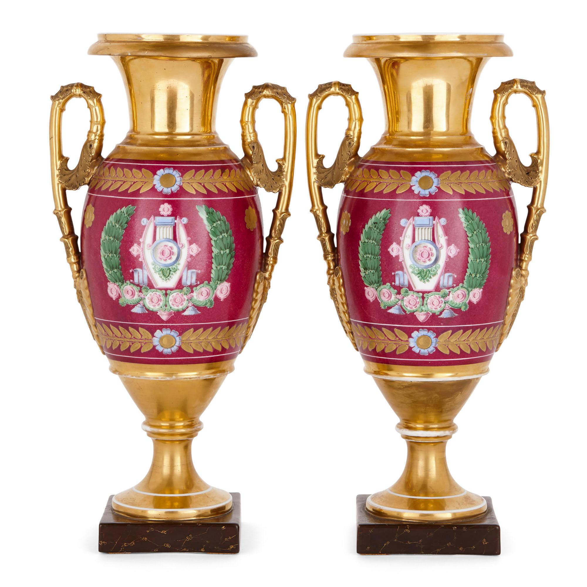 Les vases de cette paire sont fortement dorés, ce qui est typique de la porcelaine de Paris. L'exception à la dorure de chaque vase est toutefois la partie principale du corps, qui est ornée de formes classicisantes et délimitée par des frises