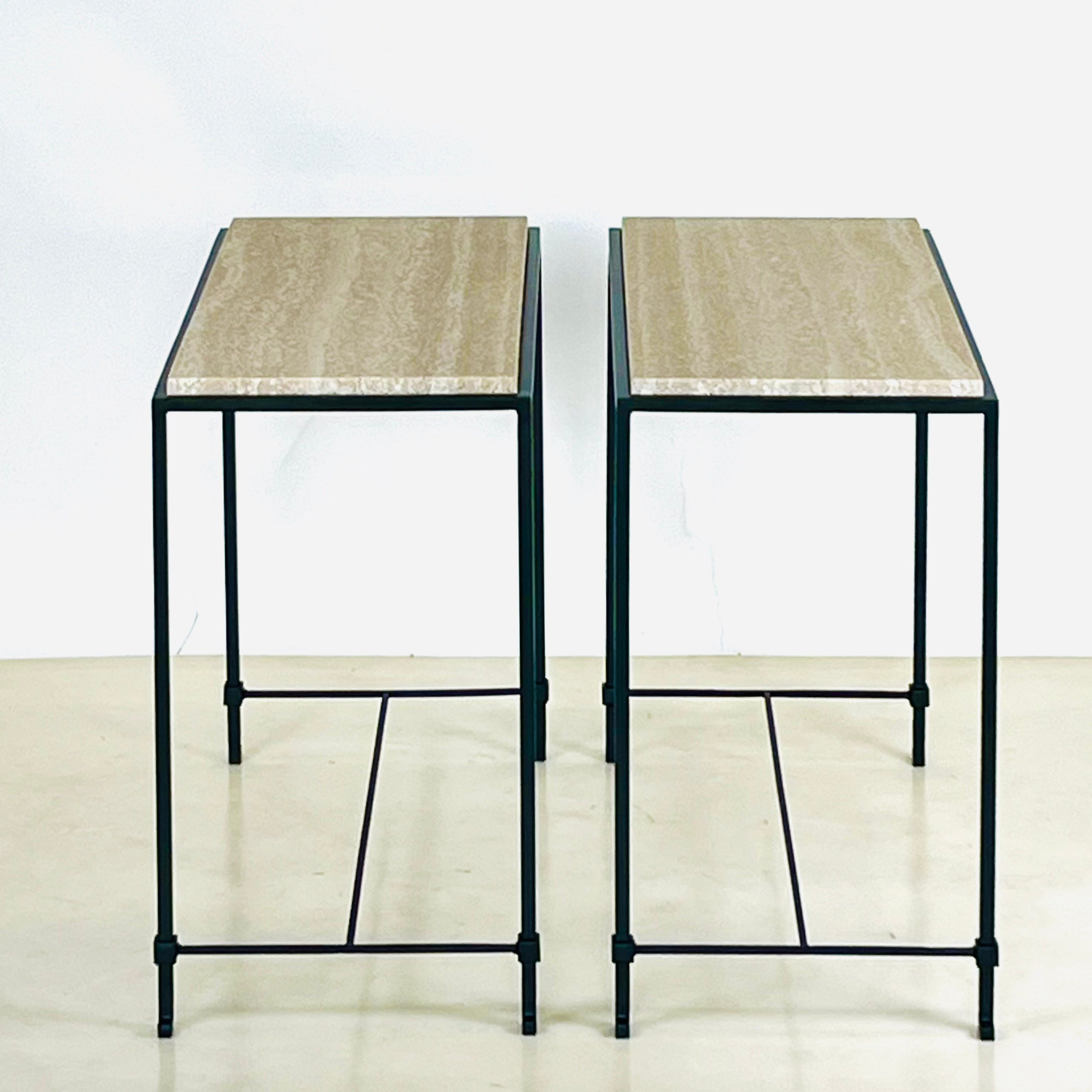 Voici l'étroite table d'appoint en travertin 'Diagramme' de DESIGN FRÈRES.

La base en fer noirci rappelle le mouvement emblématique de l'Art déco. Sa finition foncée est d'une grande sophistication et crée un contraste saisissant avec les tons
