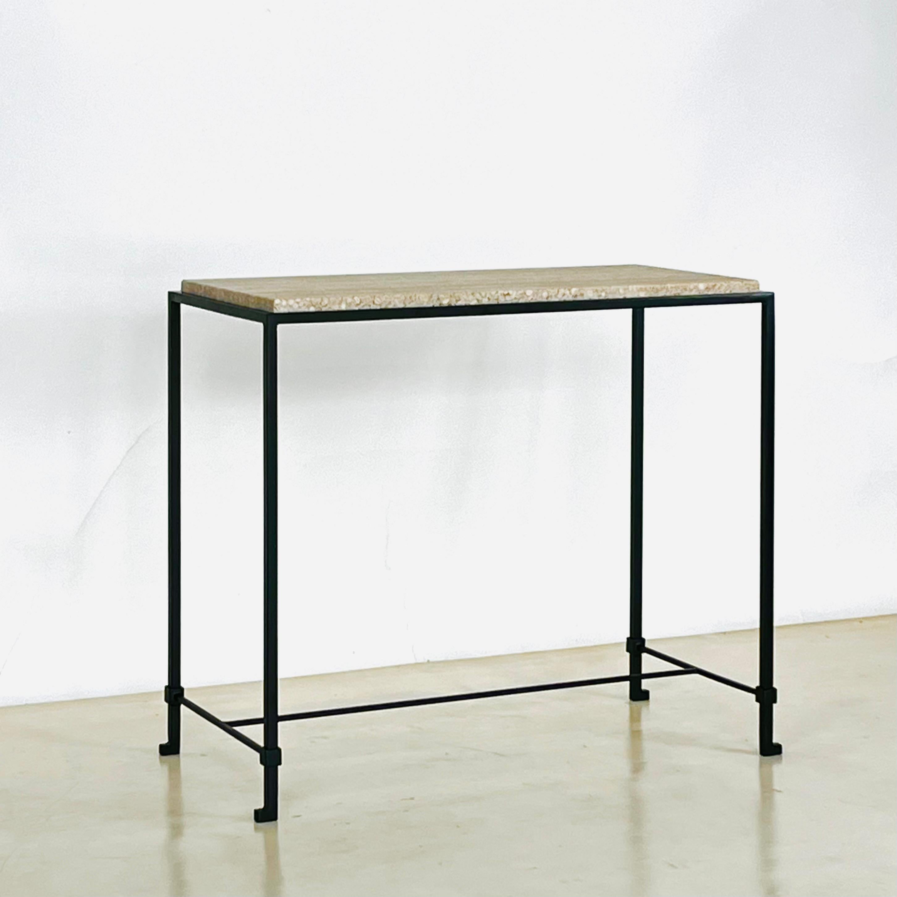 Art déco Paire de tables d'appoint étroites en travertin 'Diagramme' par Design Frères en vente