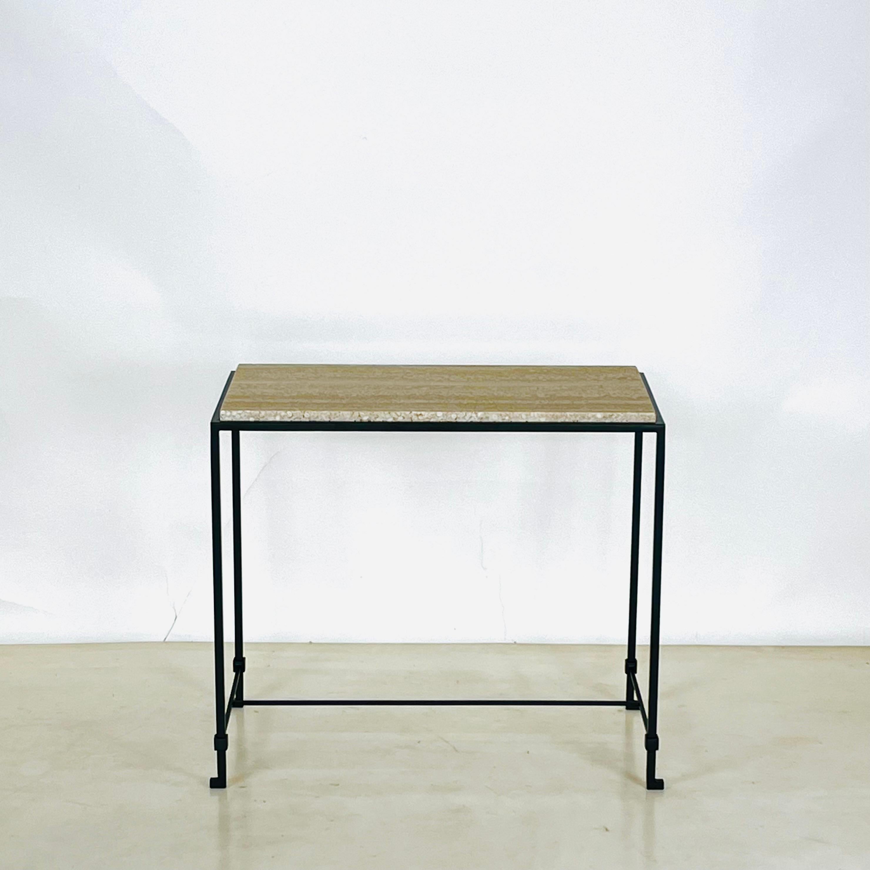 Français Paire de tables d'appoint étroites en travertin 'Diagramme' par Design Frères en vente