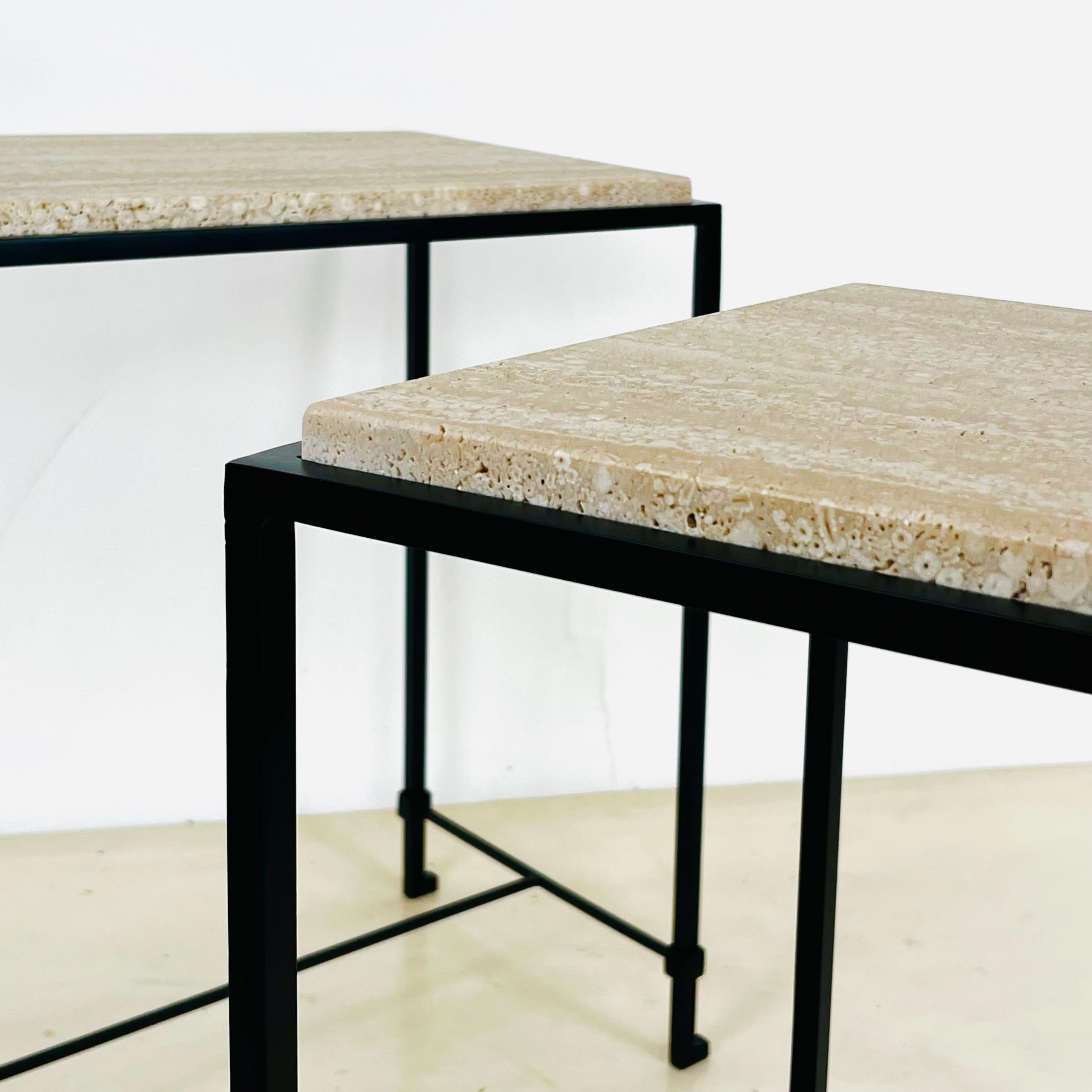 Paire de tables d'appoint étroites en travertin 'Diagramme' par Design Frères Neuf - En vente à Los Angeles, CA