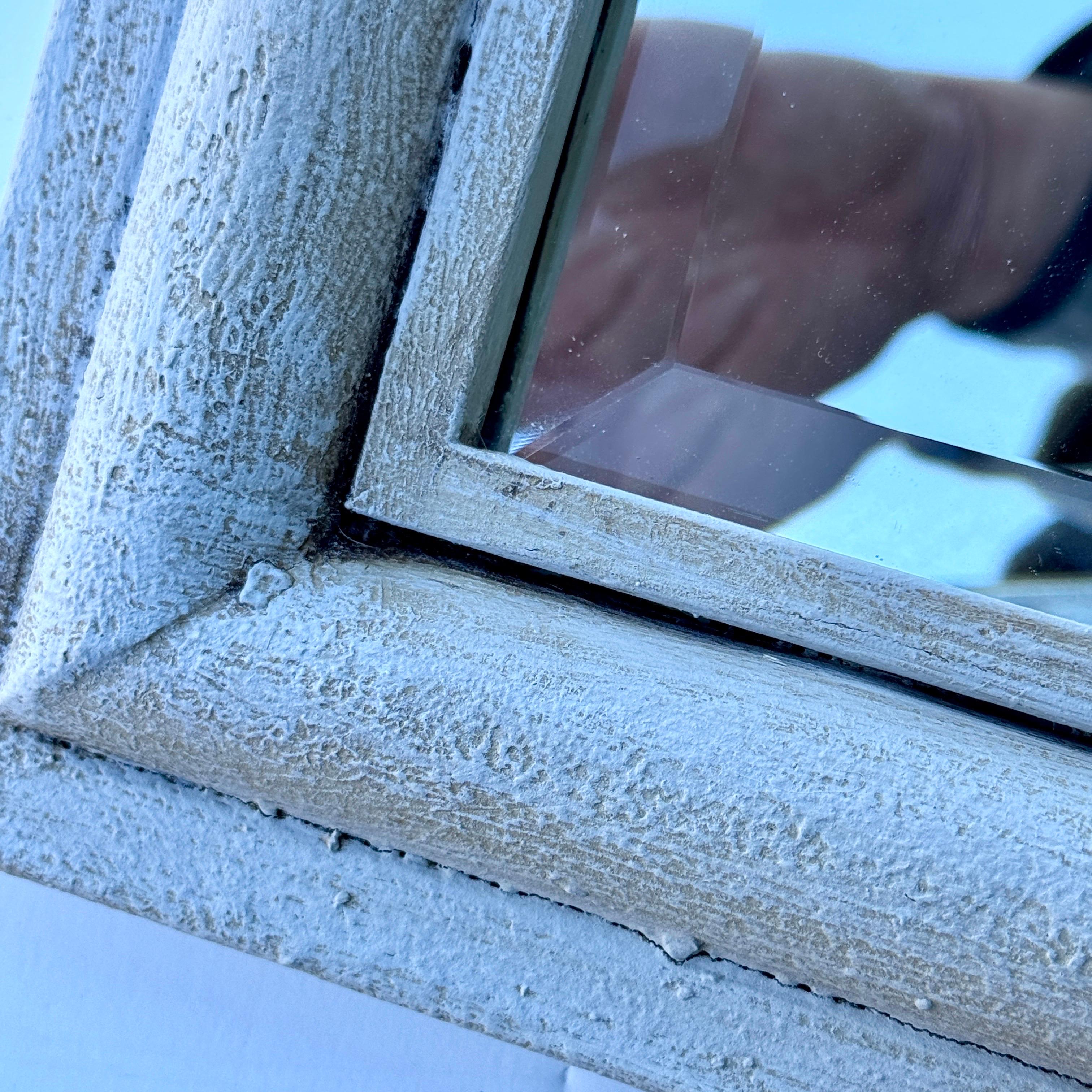 Paire de miroirs étroits de style français en bois et métal en vente 5