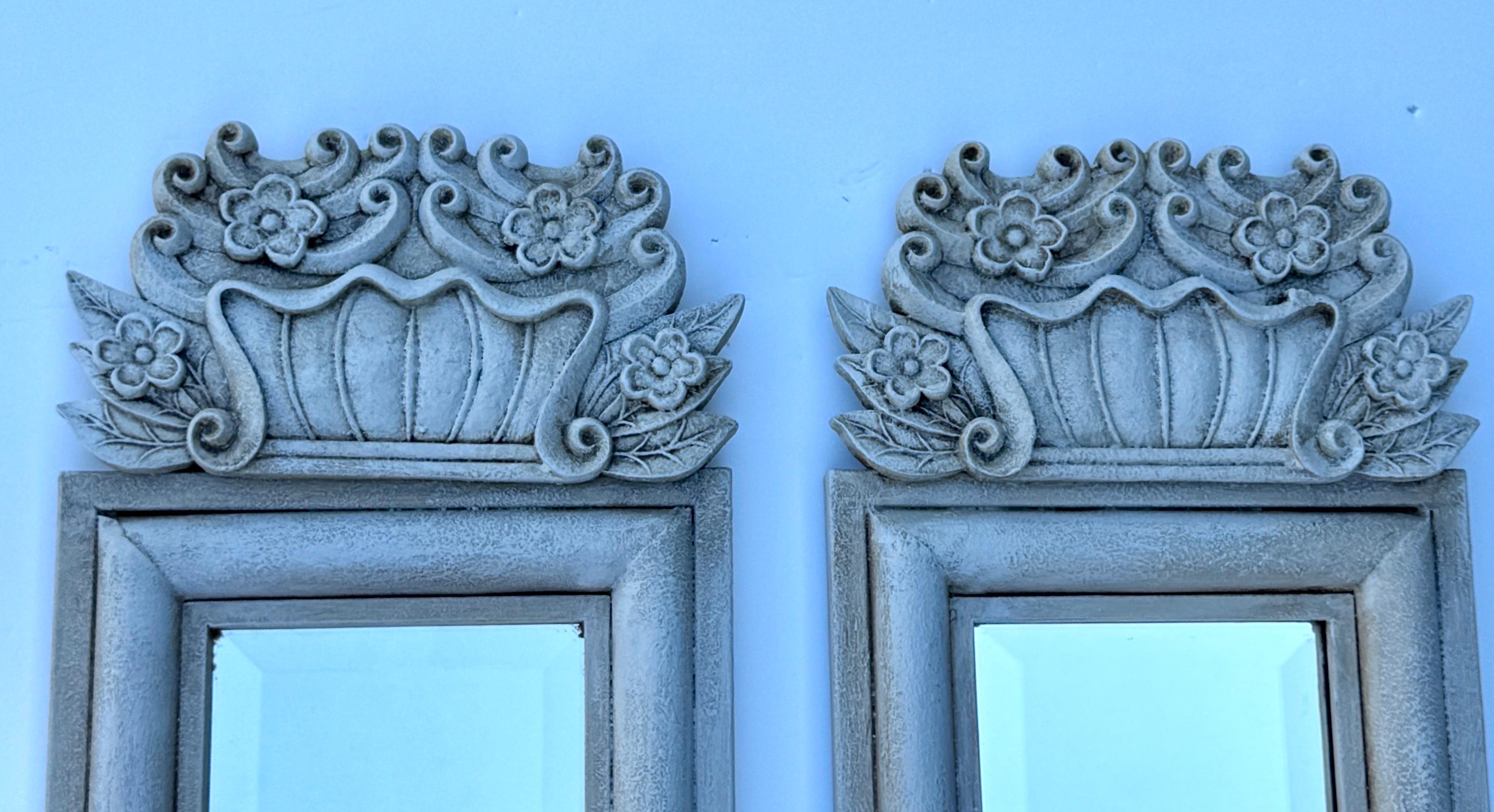 Fait main Paire de miroirs étroits de style français en bois et métal en vente