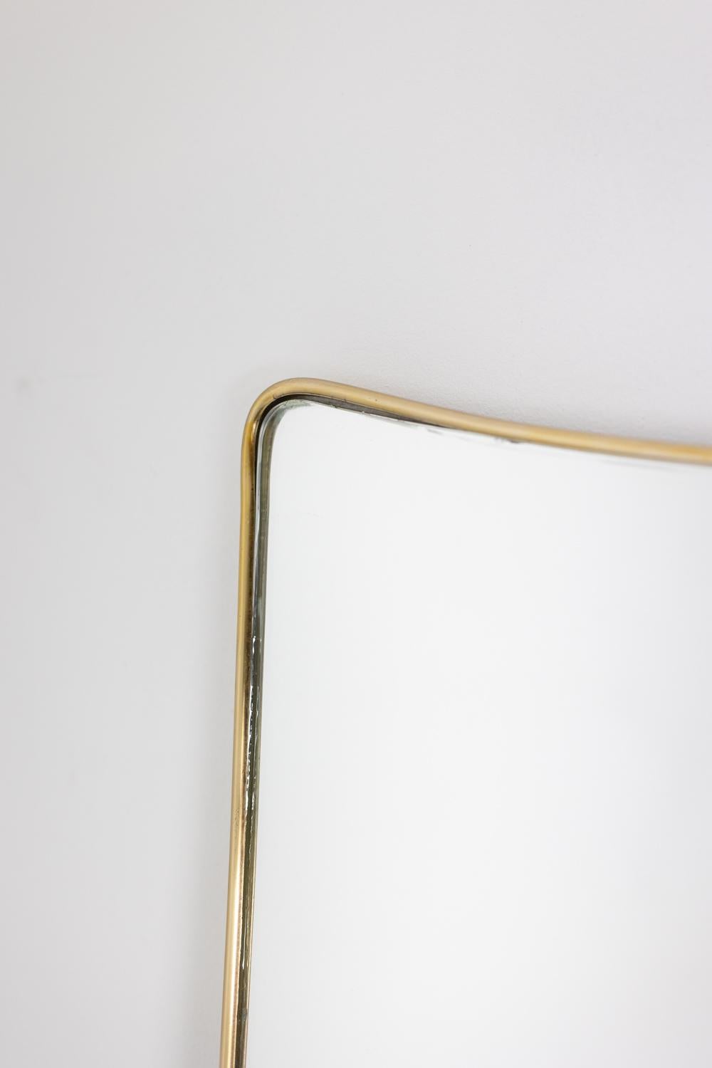 20ième siècle Paire de miroirs étroits en laiton doré. Circa 1970. en vente