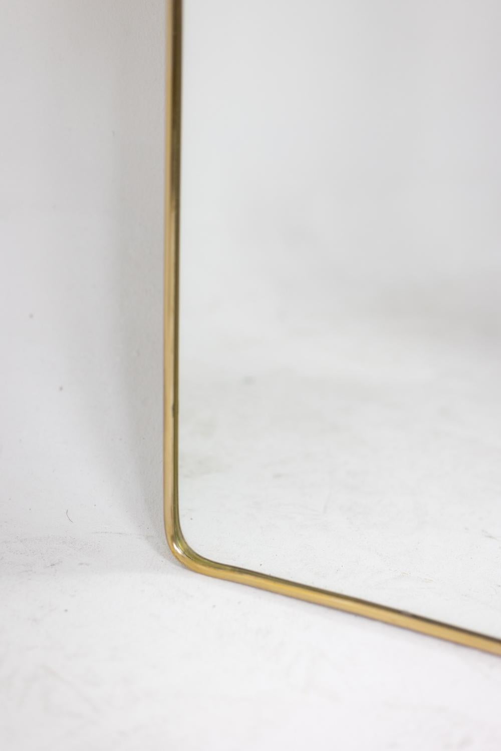 Paire de miroirs étroits en laiton doré. Circa 1970. en vente 2