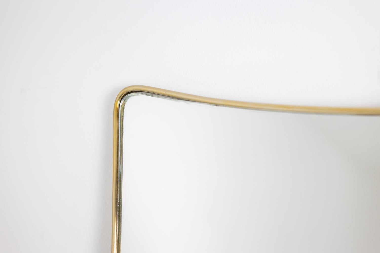 Paire de miroirs étroits en laiton doré. Circa 1970. en vente 3