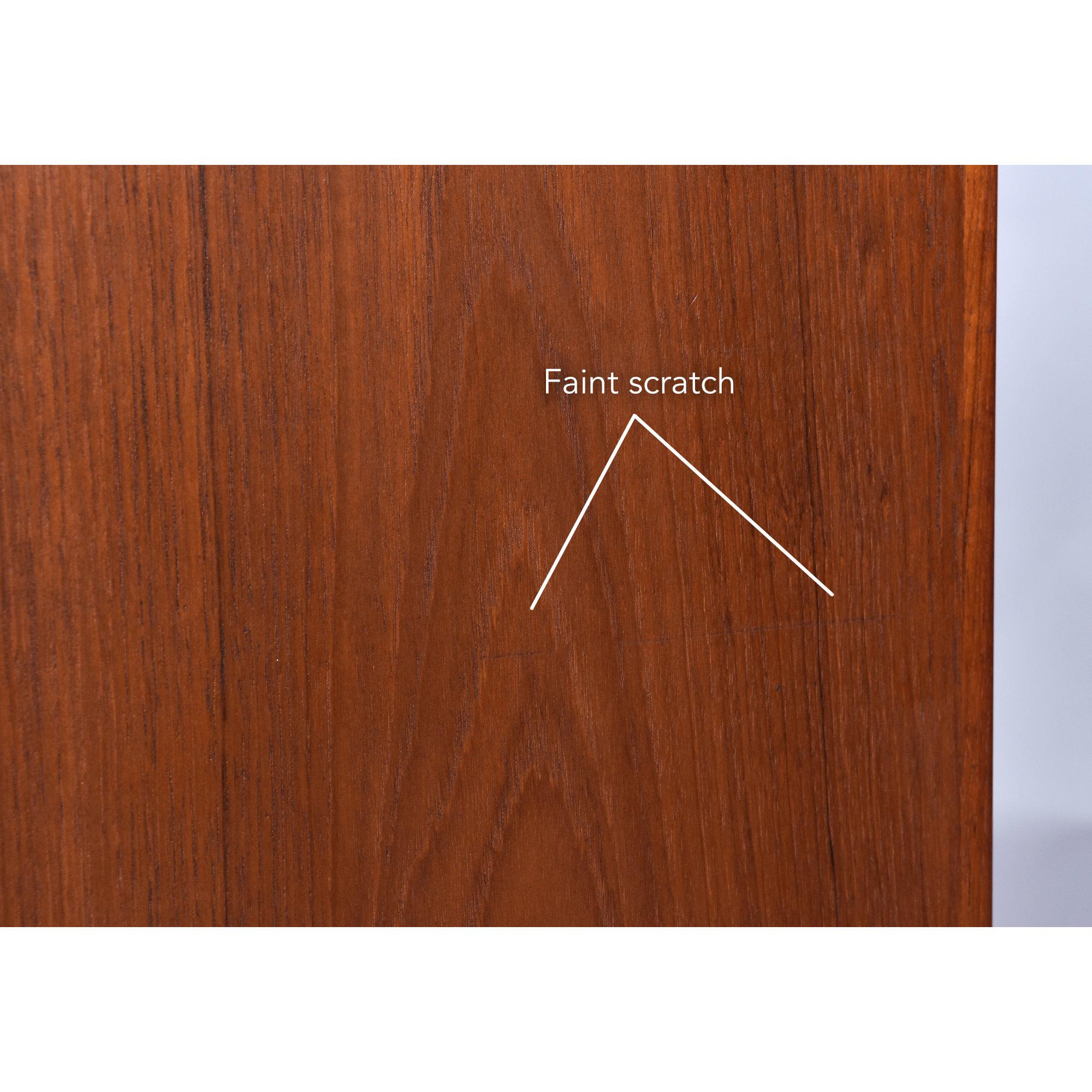 Coppia di armadi stretti Lyby Mobler in teak danese con ante scorrevoli in vendita 3