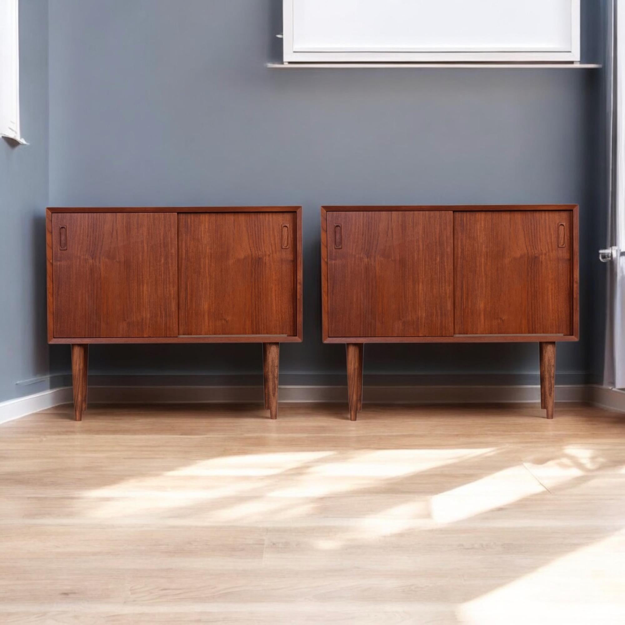 Coppia di armadi ad ante scorrevoli in teak danese Lyby Mobler restaurati. Questa coppia di primi armadi danesi in teak fa parte di un sistema modulare. Mettili uno accanto all'altro per creare un'unica configurazione lunga. Altrimenti utilizza ogni