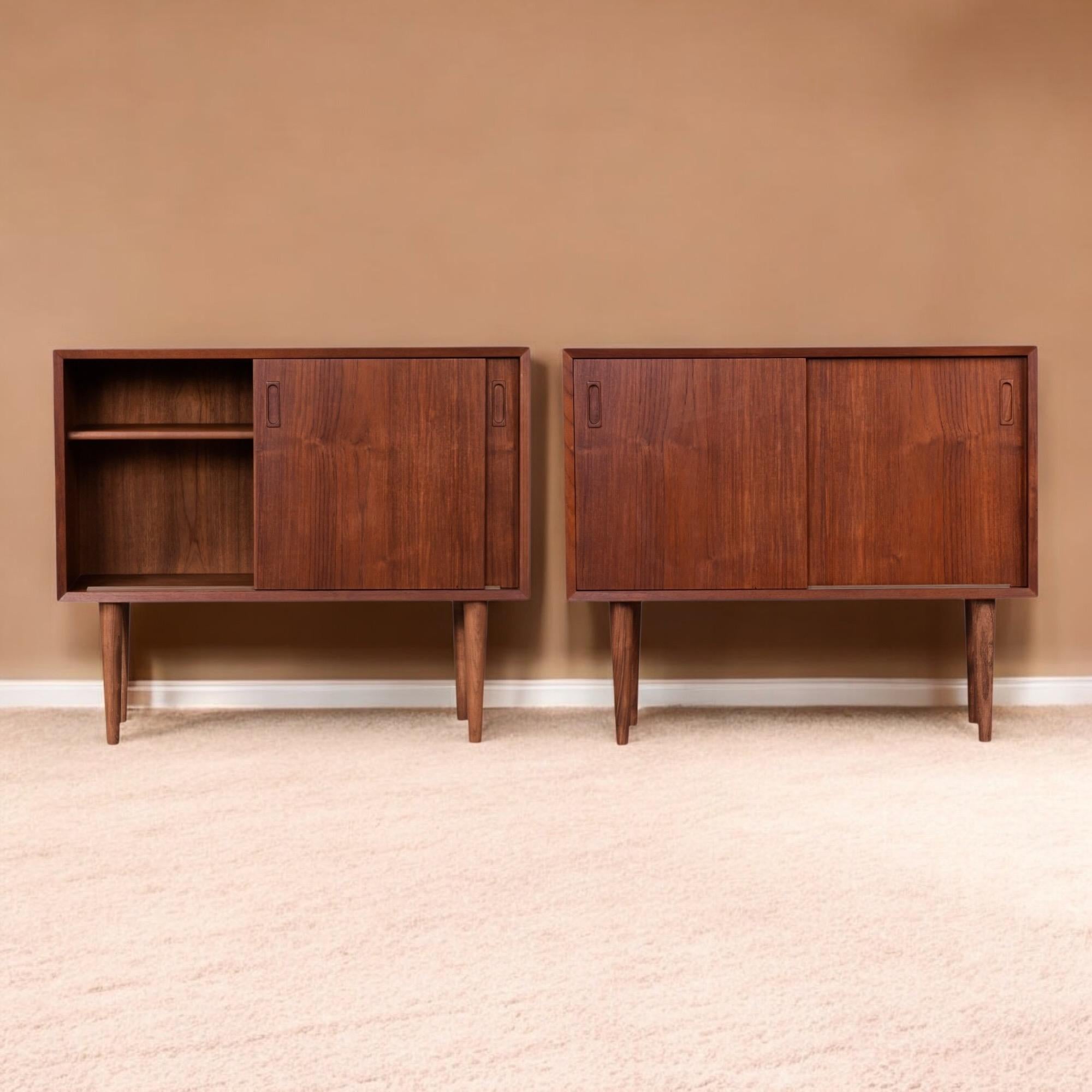 Mid-Century moderno Coppia di armadi stretti Lyby Mobler in teak danese con ante scorrevoli in vendita