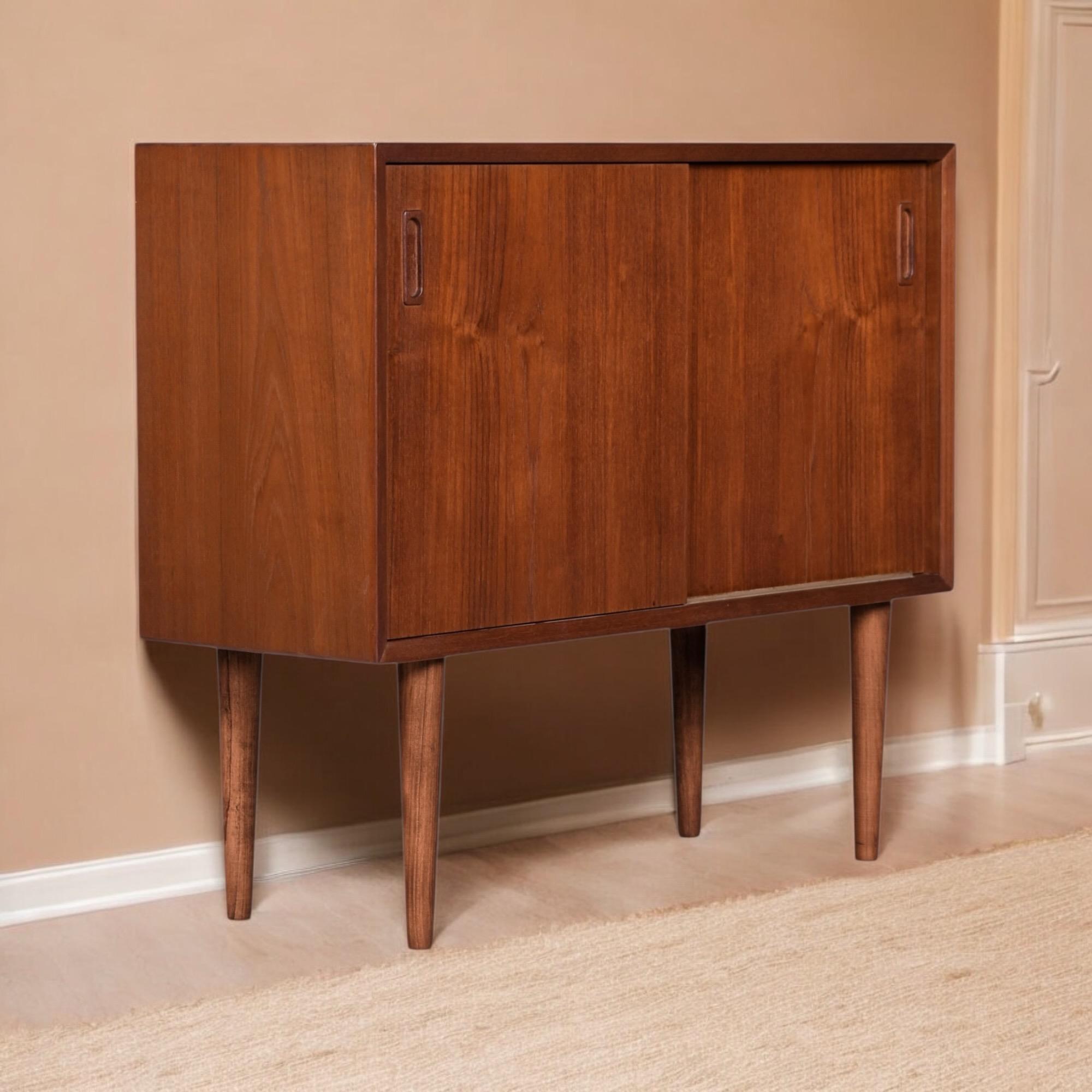 Danese Coppia di armadi stretti Lyby Mobler in teak danese con ante scorrevoli in vendita