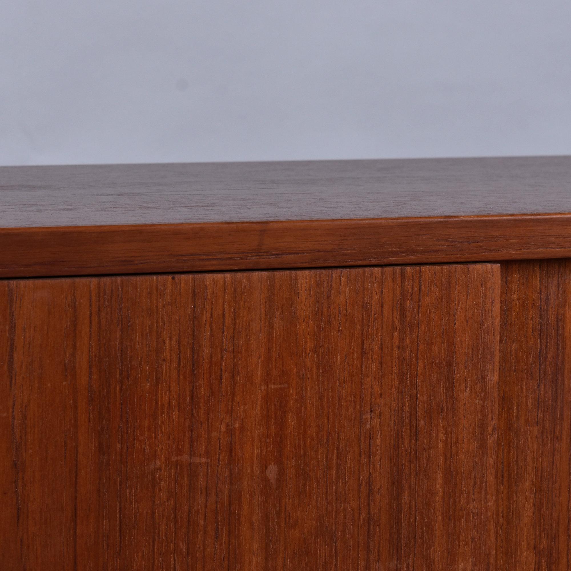 Metà XX secolo Coppia di armadi stretti Lyby Mobler in teak danese con ante scorrevoli in vendita