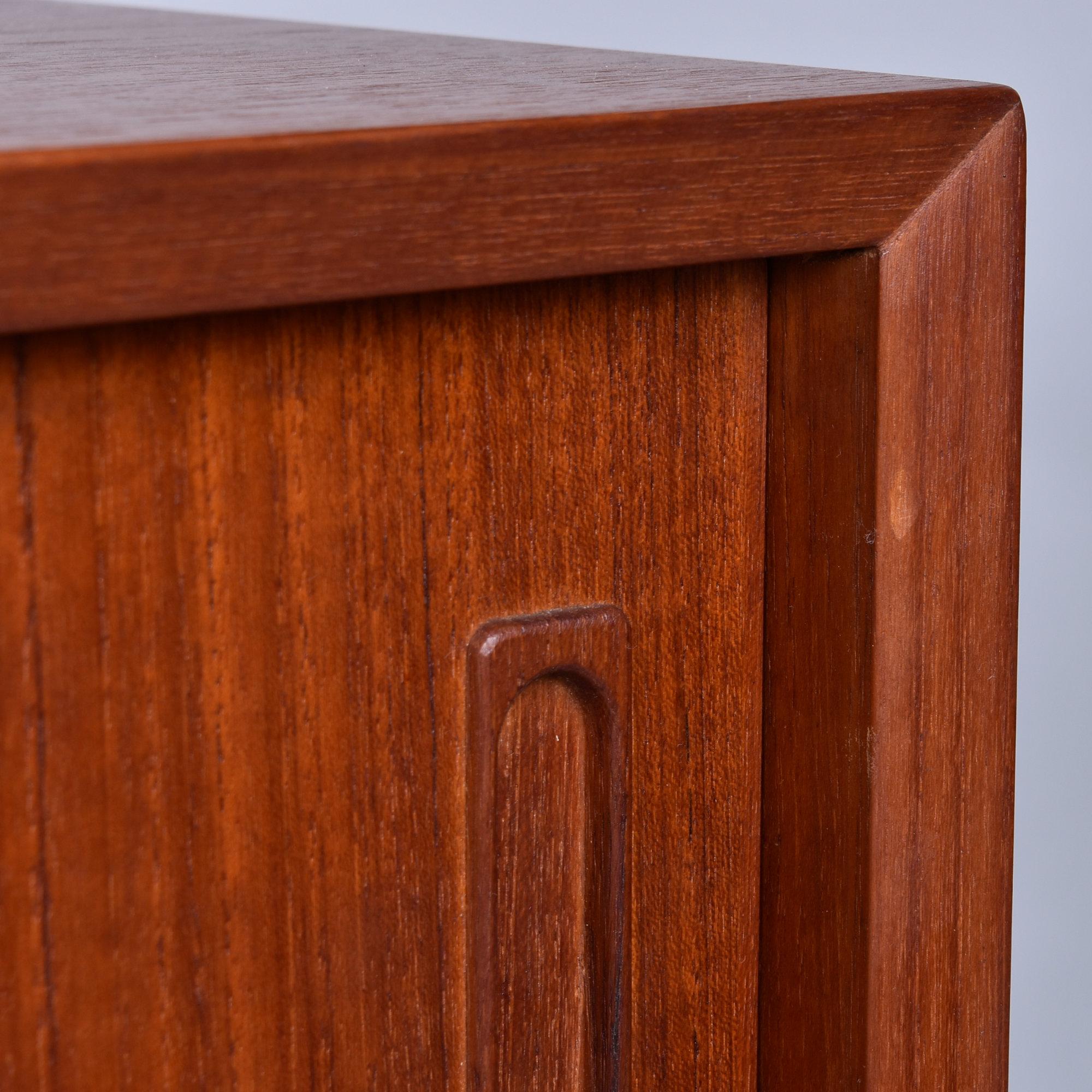 Teak Coppia di armadi stretti Lyby Mobler in teak danese con ante scorrevoli in vendita