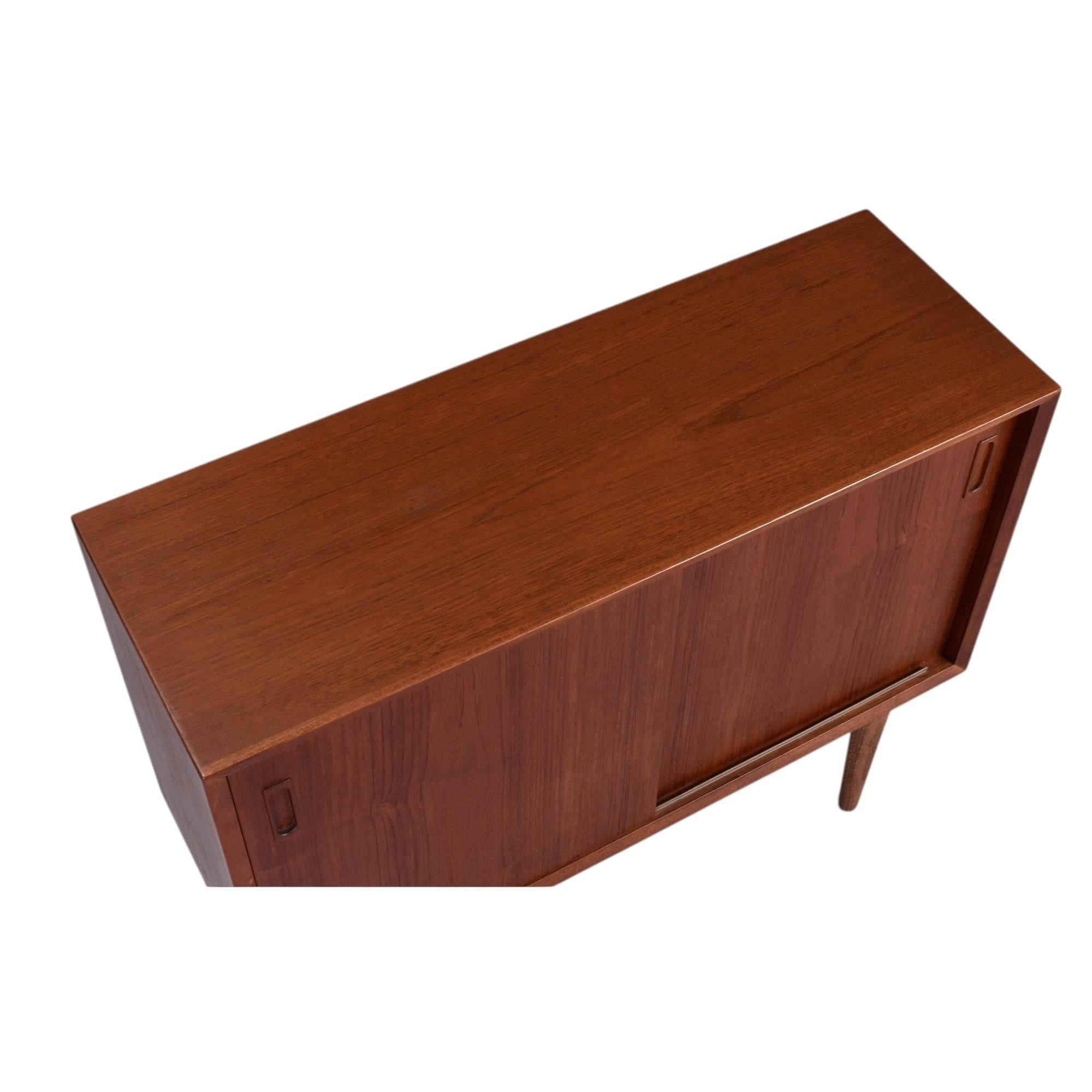 Coppia di armadi stretti Lyby Mobler in teak danese con ante scorrevoli in vendita 1