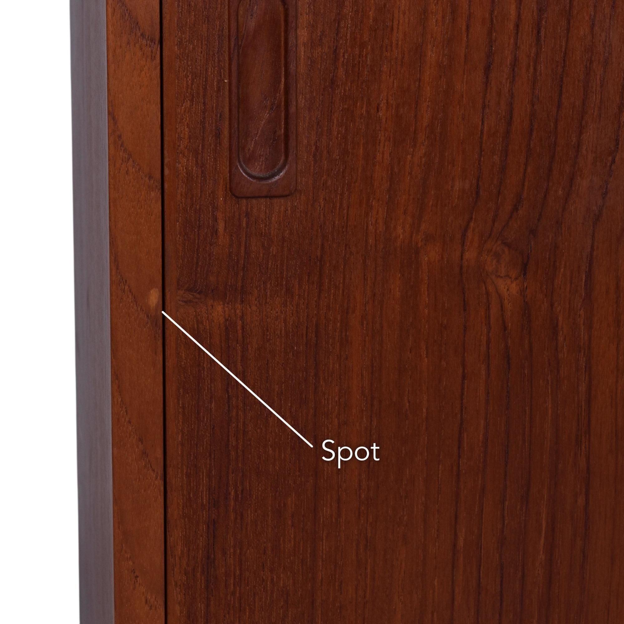 Coppia di armadi stretti Lyby Mobler in teak danese con ante scorrevoli in vendita 2