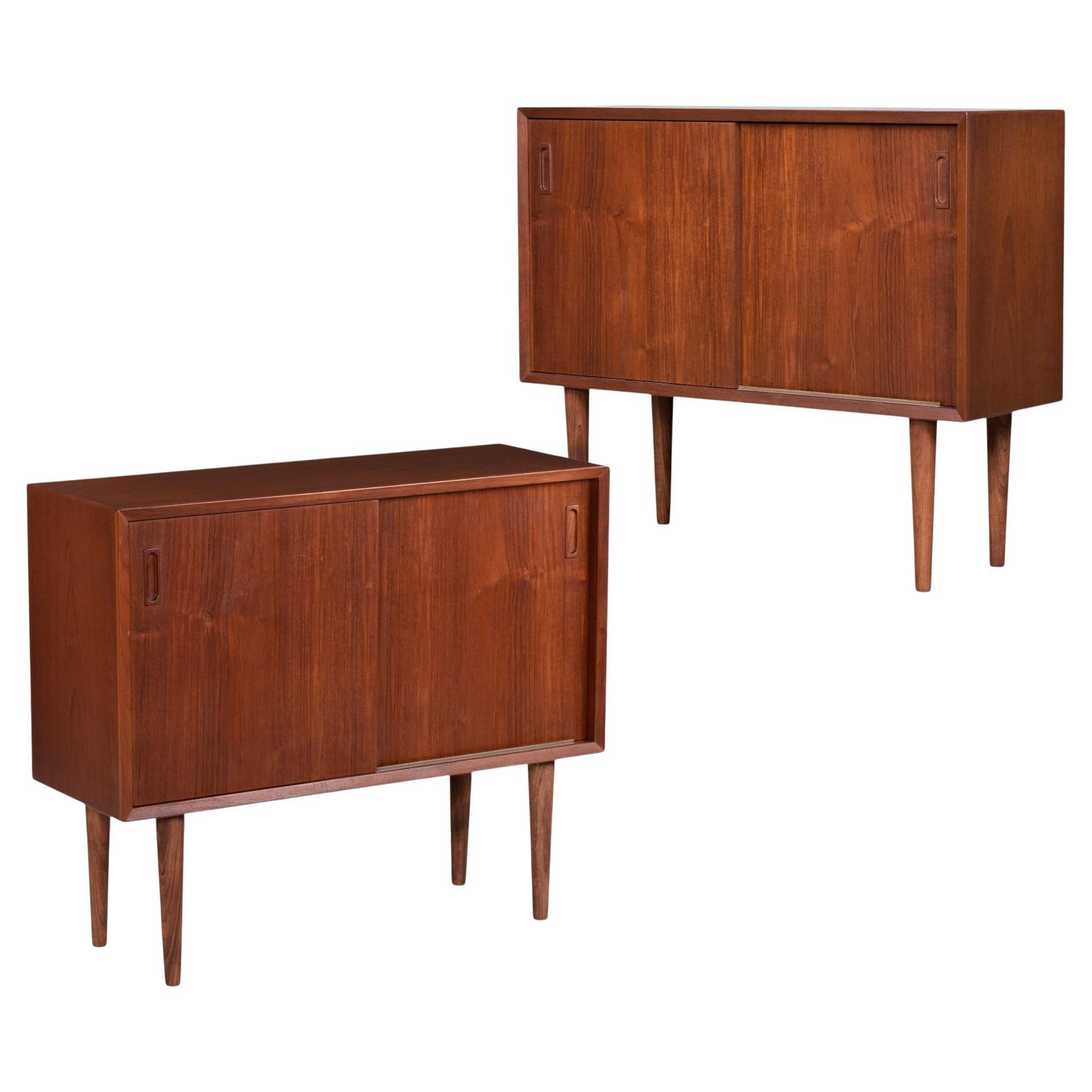 Coppia di armadi stretti Lyby Mobler in teak danese con ante scorrevoli