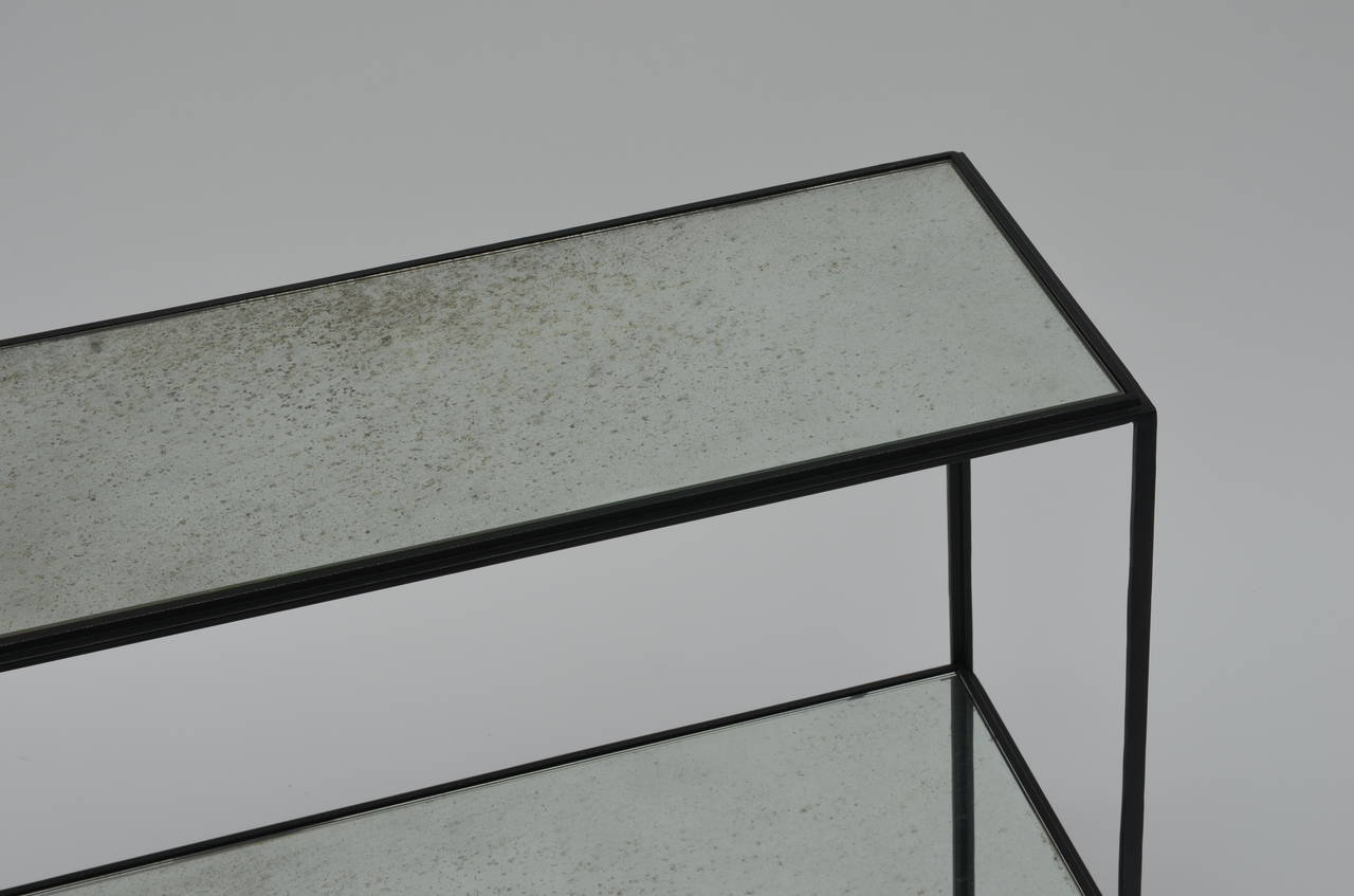 Ein Paar schmale, verspiegelte schmiedeeiserne Tische 'Rectiligne' von Design Frères (Spiegel) im Angebot