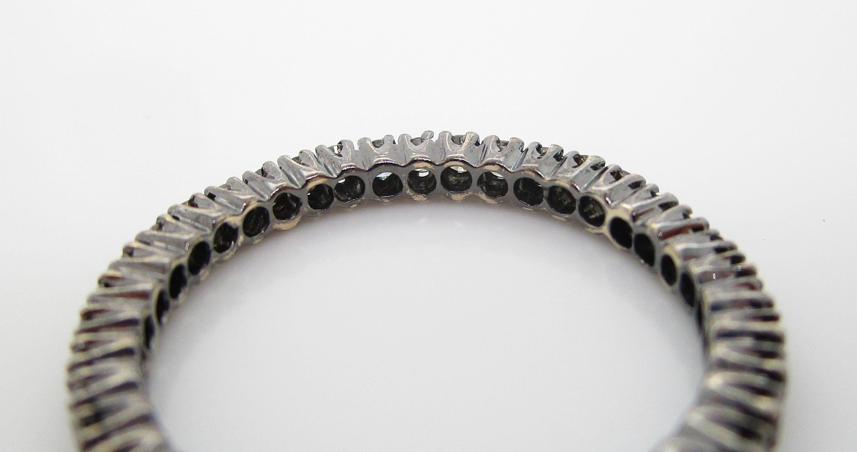 Coppia di fedi di eternità in rodio nero 14 carati con diamante naturale marrone in vendita 2