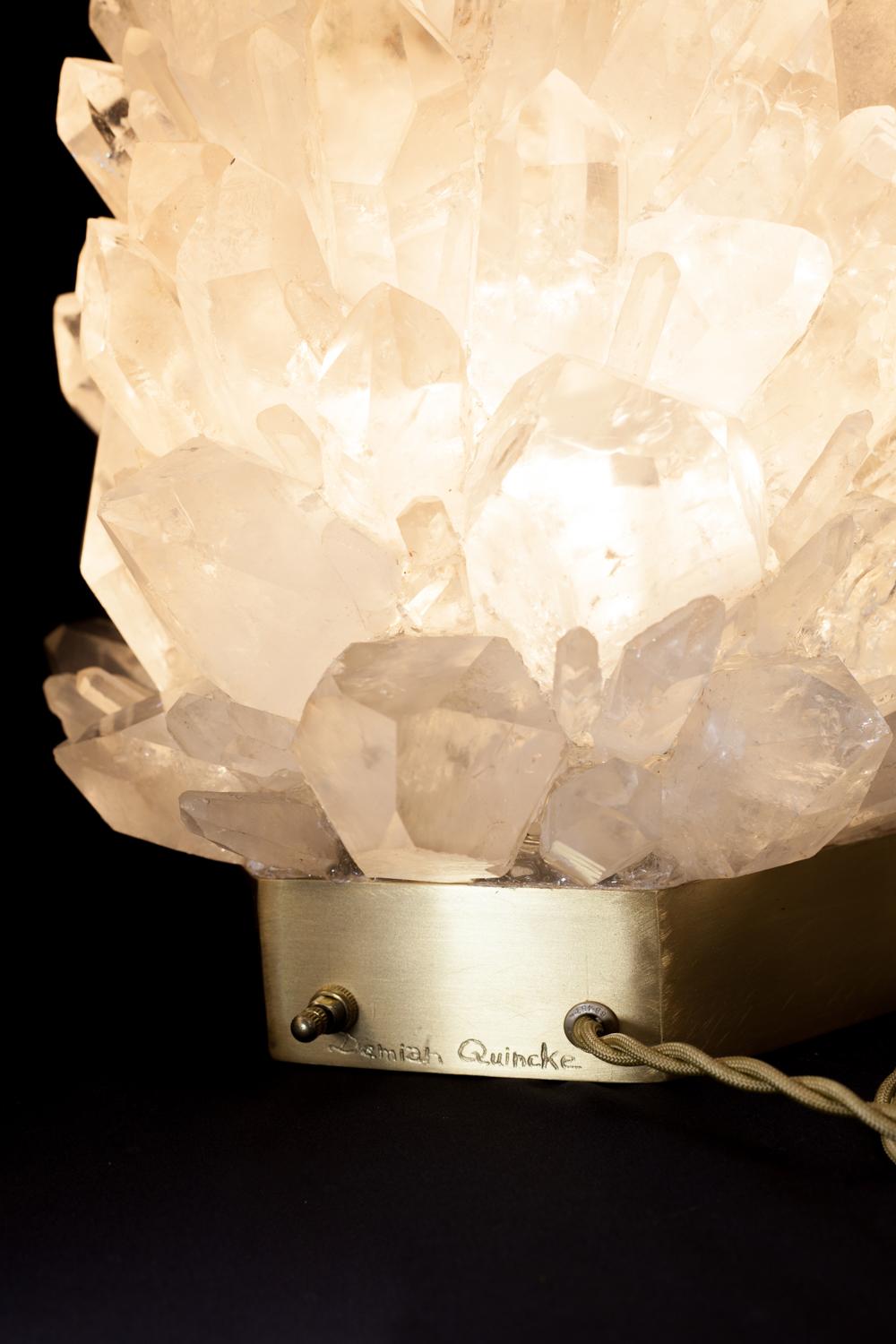 Paire de lampes de table en cristal naturel - Signée par Demian Quincke
Lampes de table en cristal naturel assemblées et sculptées sur un socle en laiton moulé.
Dimensions : 75 x 33 x 26 cm
25 kg par pièce
Abat-jour double en soie de 43 cm de