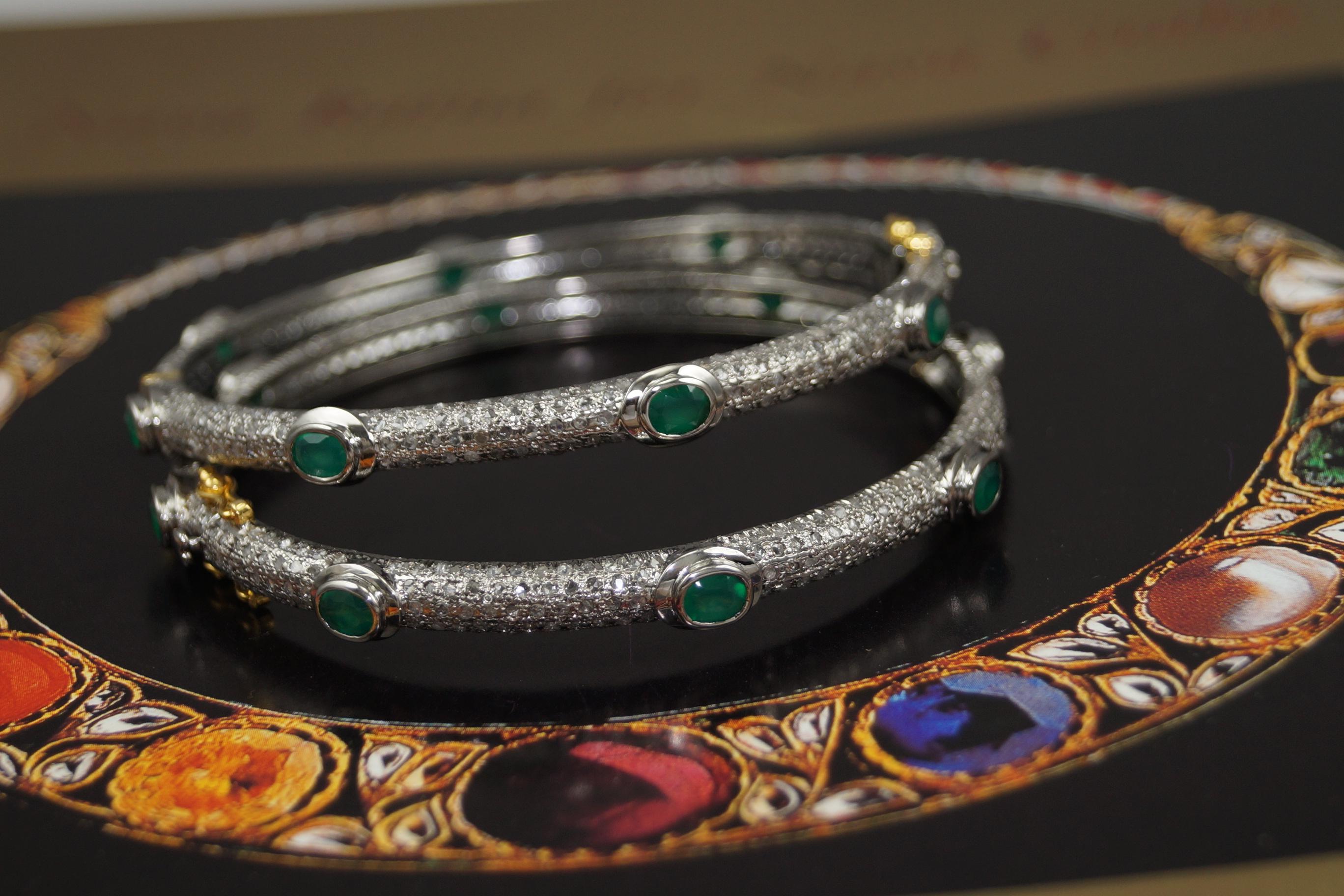 Art nouveau Paire de bracelets à charnière en argent sterling oxydé avec diamants naturels et émeraudes en vente