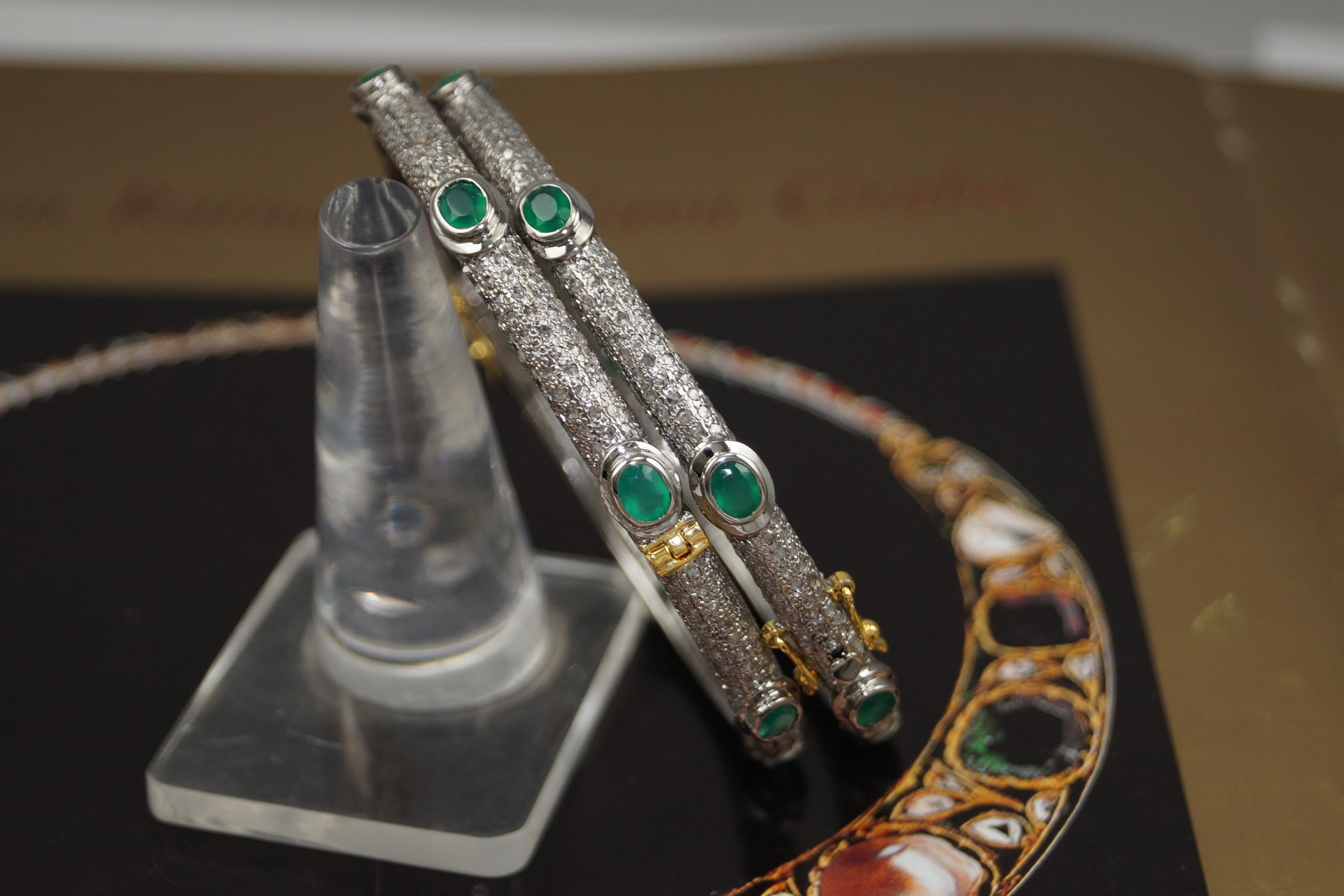 Non taillé Paire de bracelets à charnière en argent sterling oxydé avec diamants naturels et émeraudes en vente