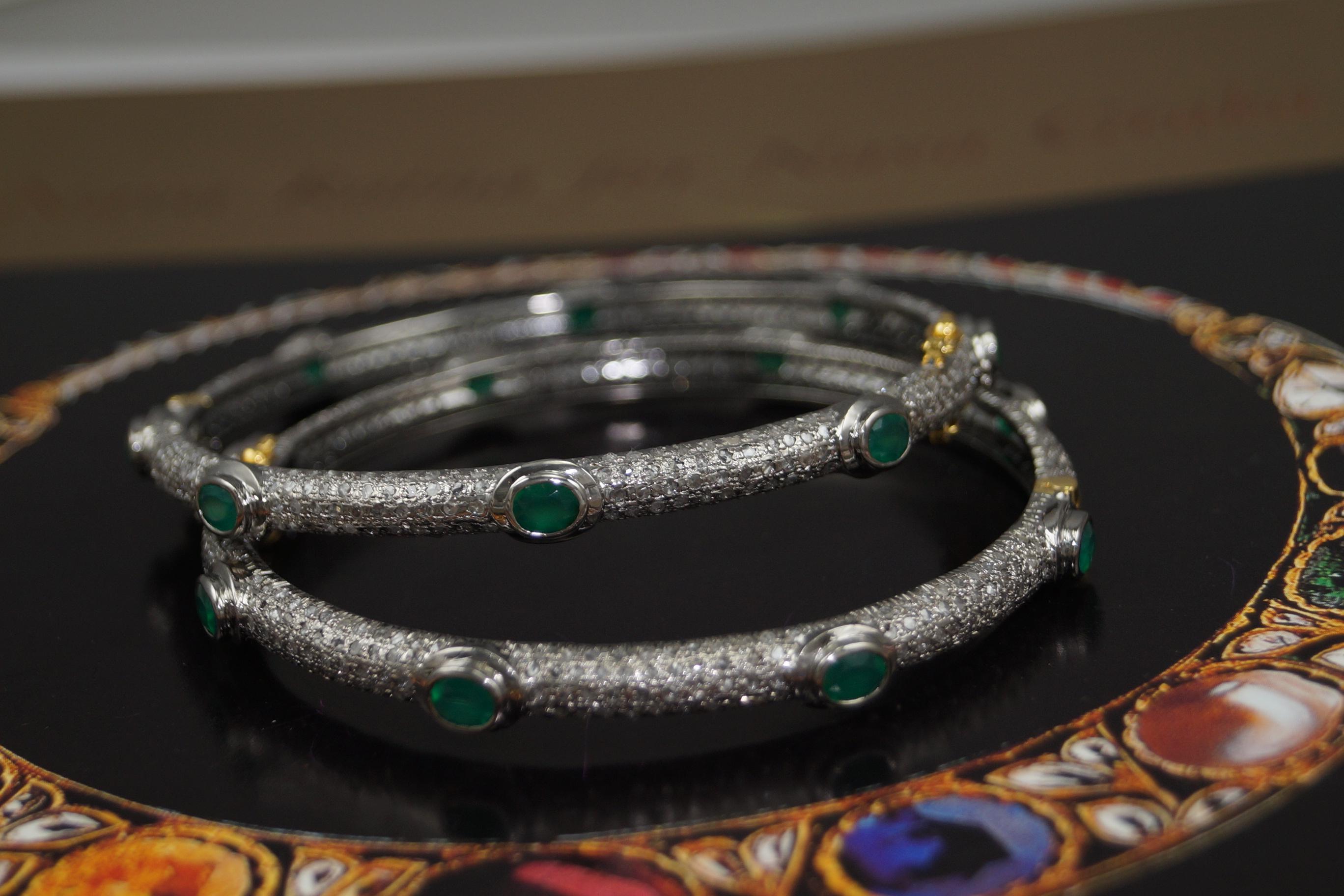 Pair of natural Diamond emerald sterling silver hinge bracelet oxidized silver In New Condition For Sale In Delhi, DL