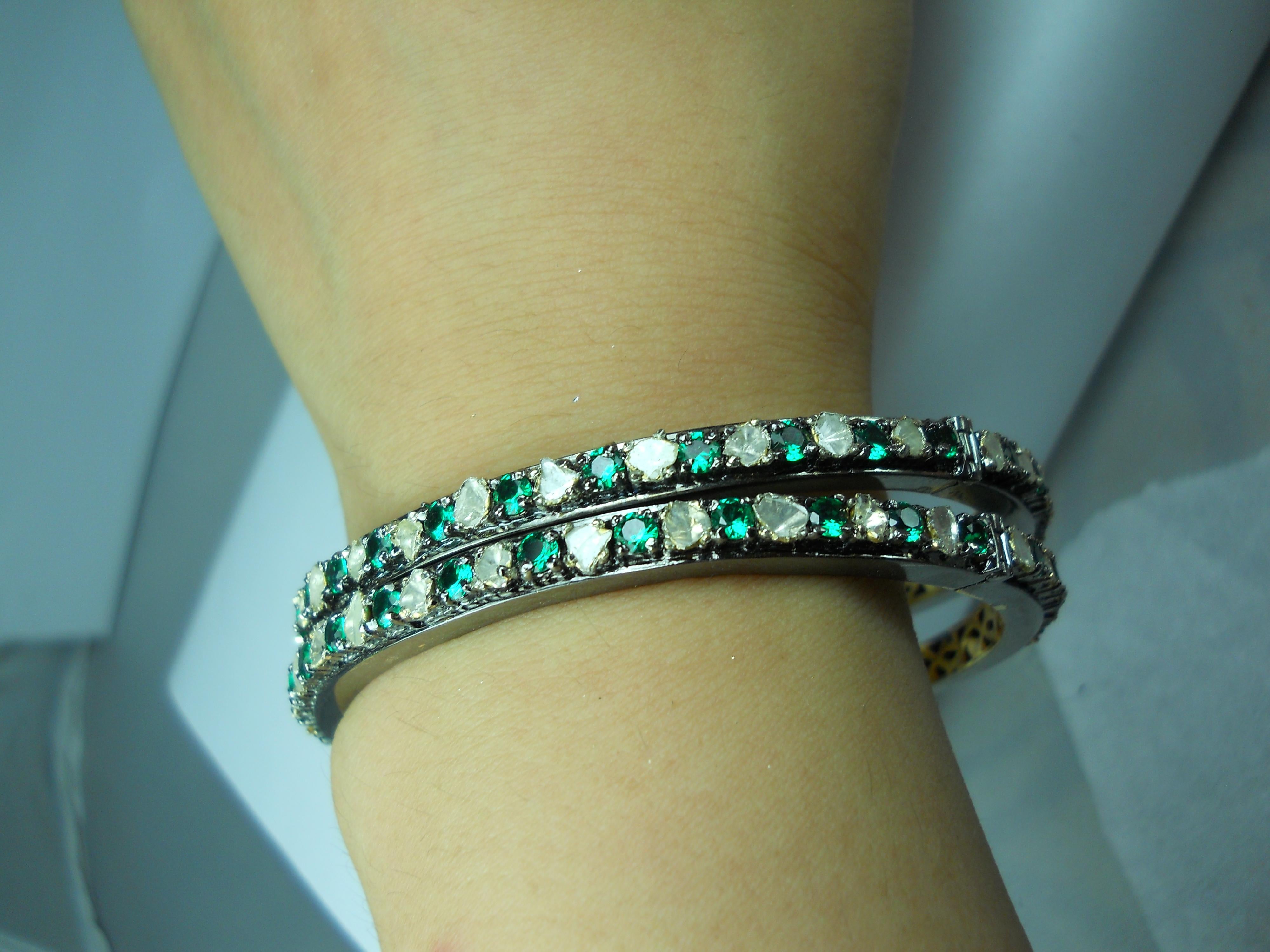 Ein Paar natürliche Diamant-Smaragd-Smaragd-Smaragd-Sterlingsilber-Armband mit Scharnier aus Gelbgoldplatte im Angebot 4