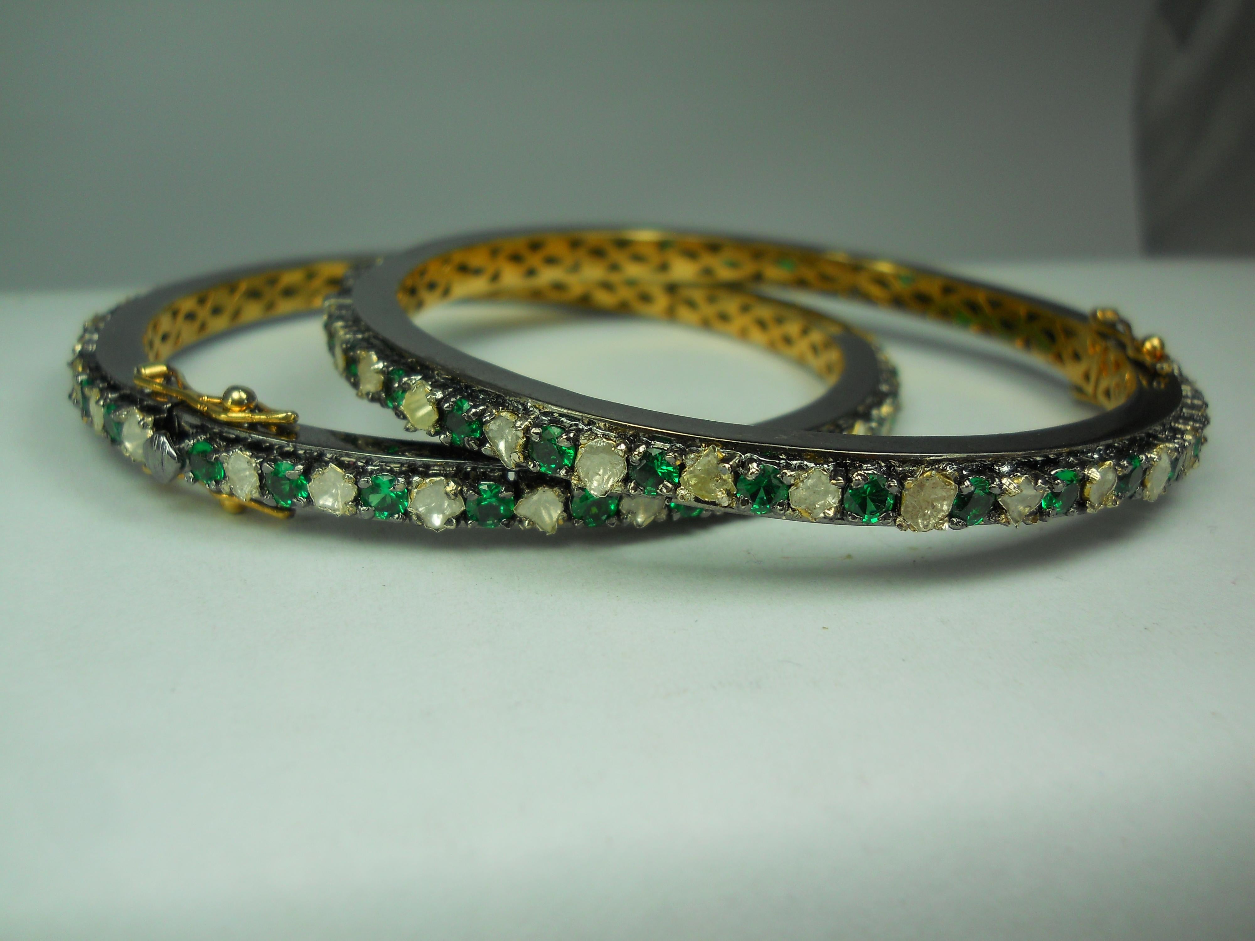 Ein Paar natürliche Diamant-Smaragd-Smaragd-Smaragd-Sterlingsilber-Armband mit Scharnier aus Gelbgoldplatte (Art nouveau) im Angebot