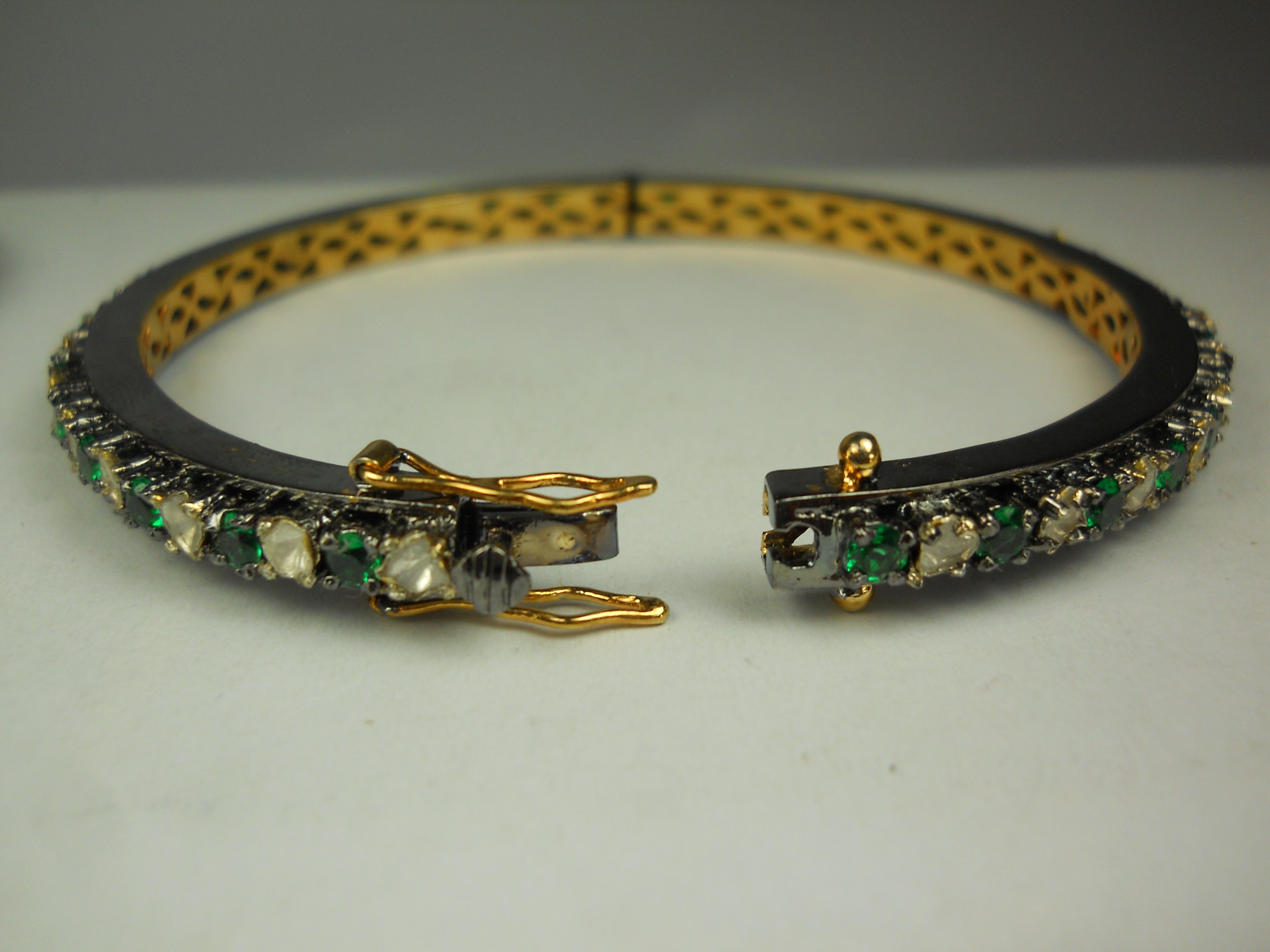 Ein Paar natürliche Diamant-Smaragd-Smaragd-Smaragd-Sterlingsilber-Armband mit Scharnier aus Gelbgoldplatte für Damen oder Herren im Angebot