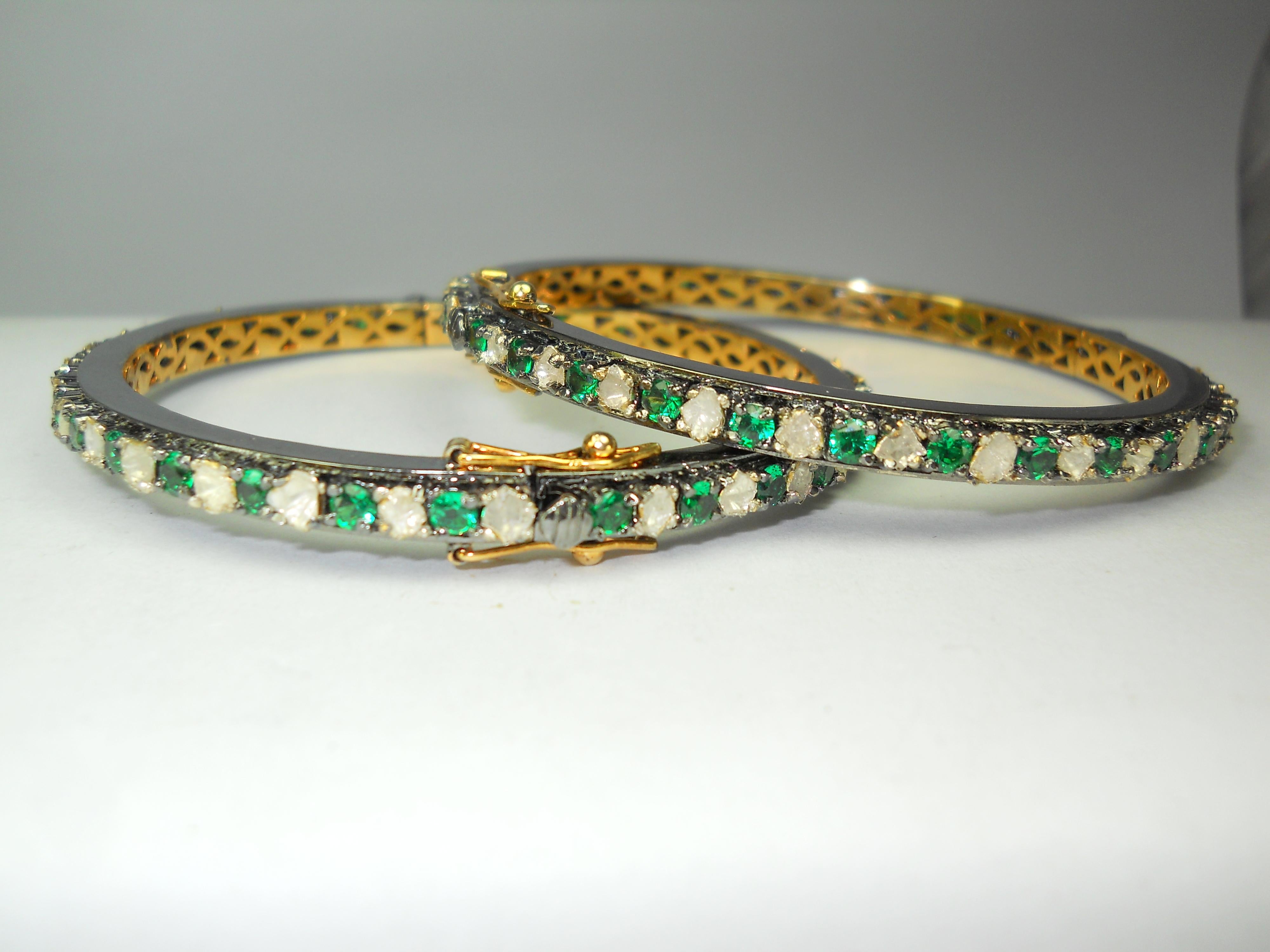 Ein Paar natürliche Diamant-Smaragd-Smaragd-Smaragd-Sterlingsilber-Armband mit Scharnier aus Gelbgoldplatte im Angebot 1