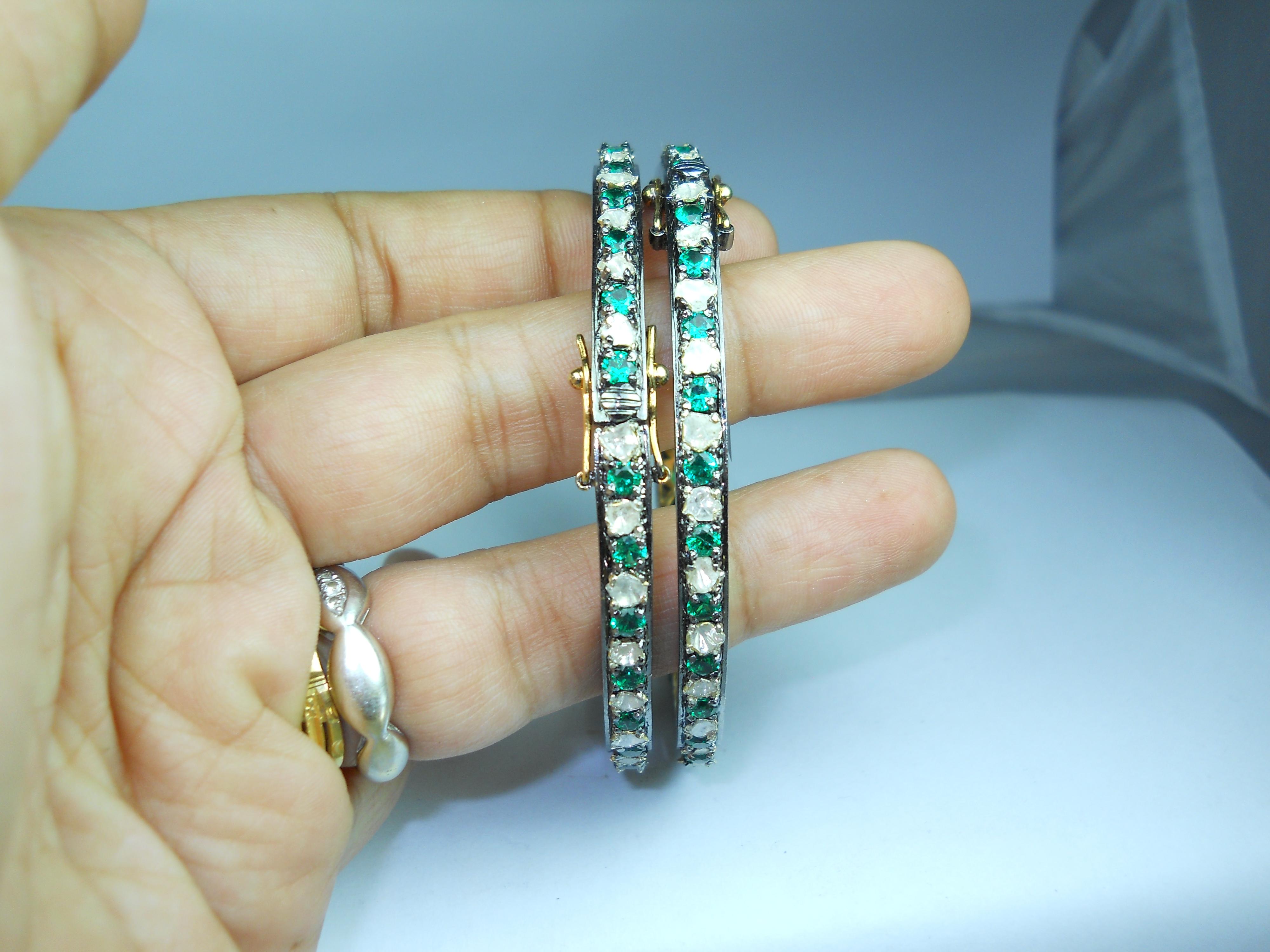 Ein Paar natürliche Diamant-Smaragd-Smaragd-Smaragd-Sterlingsilber-Armband mit Scharnier aus Gelbgoldplatte im Angebot 2