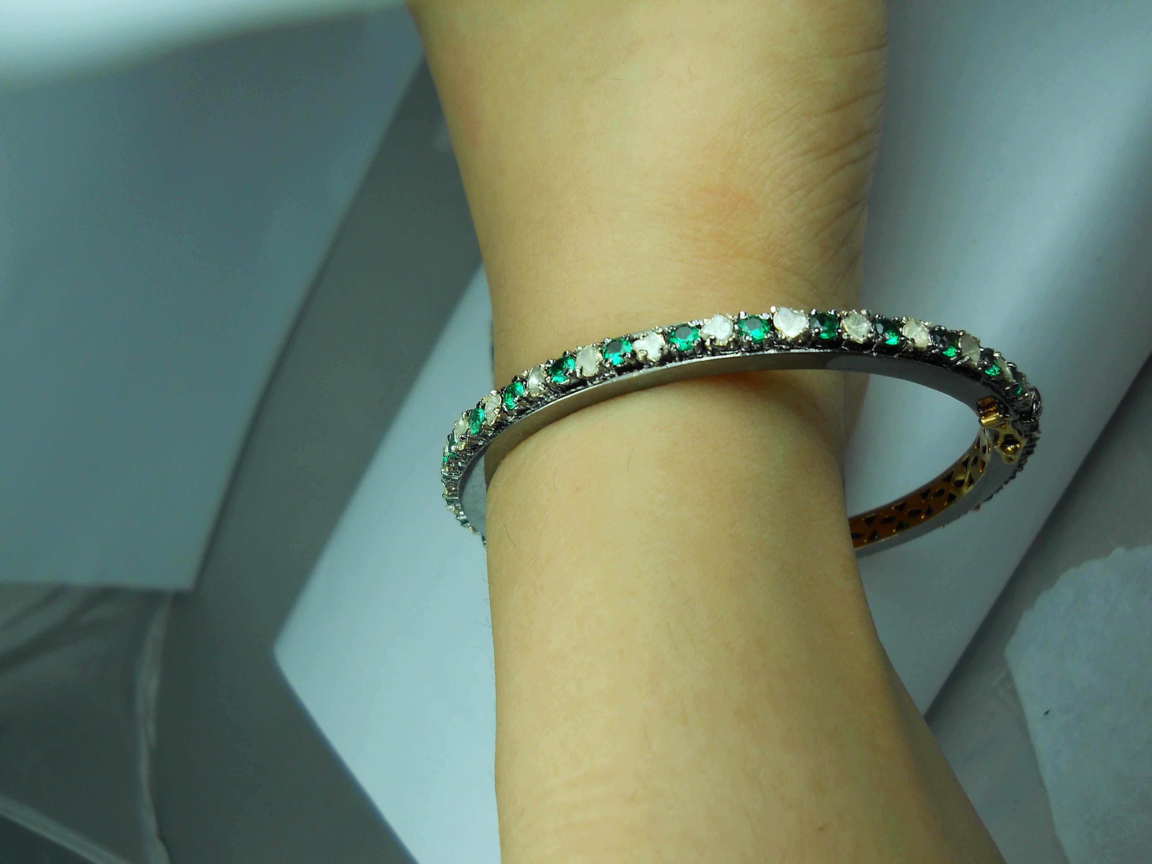 Ein Paar natürliche Diamant-Smaragd-Smaragd-Smaragd-Sterlingsilber-Armband mit Scharnier aus Gelbgoldplatte im Angebot 3