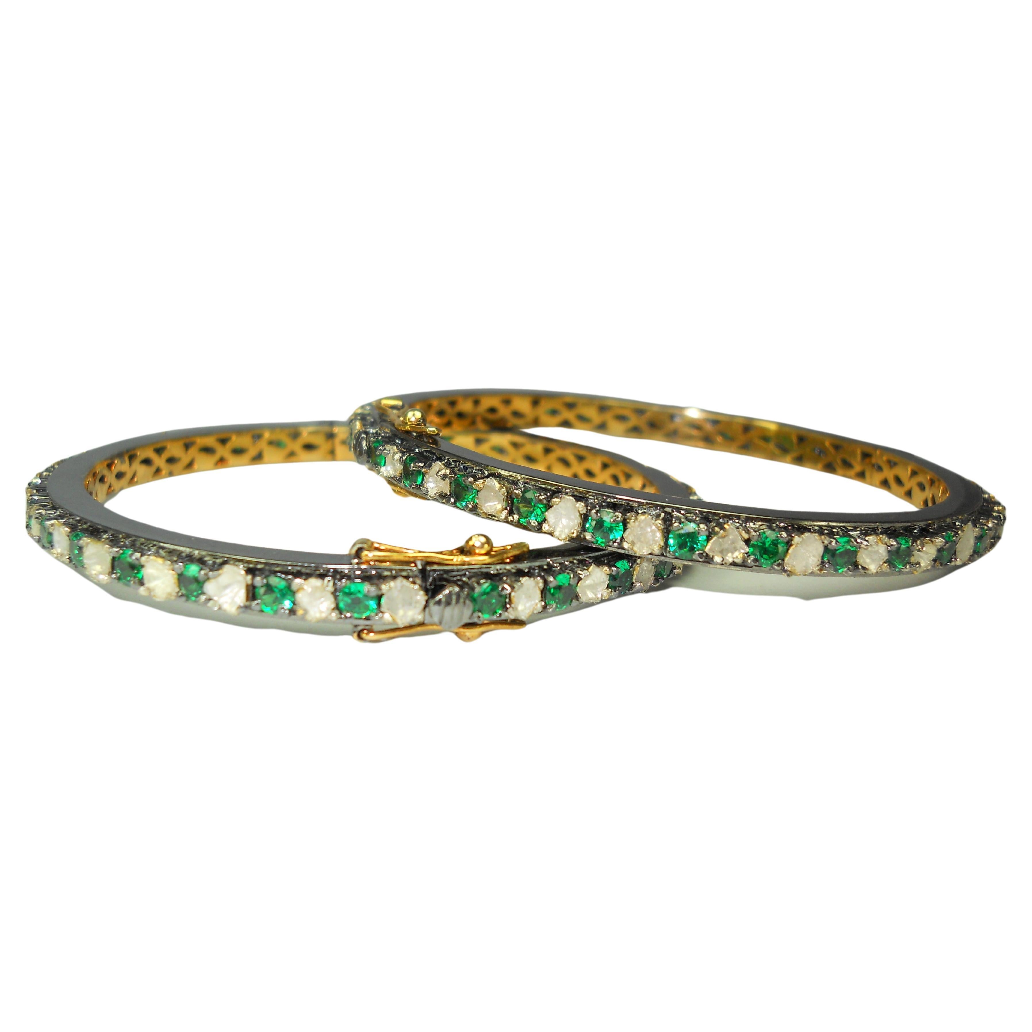 Ein Paar natürliche Diamant-Smaragd-Smaragd-Smaragd-Sterlingsilber-Armband mit Scharnier aus Gelbgoldplatte im Angebot