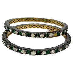 Ein Paar natürliche Diamant-Smaragd-Smaragd-Smaragd-Sterlingsilber-Armband mit Scharnier aus Gelbgoldplatte