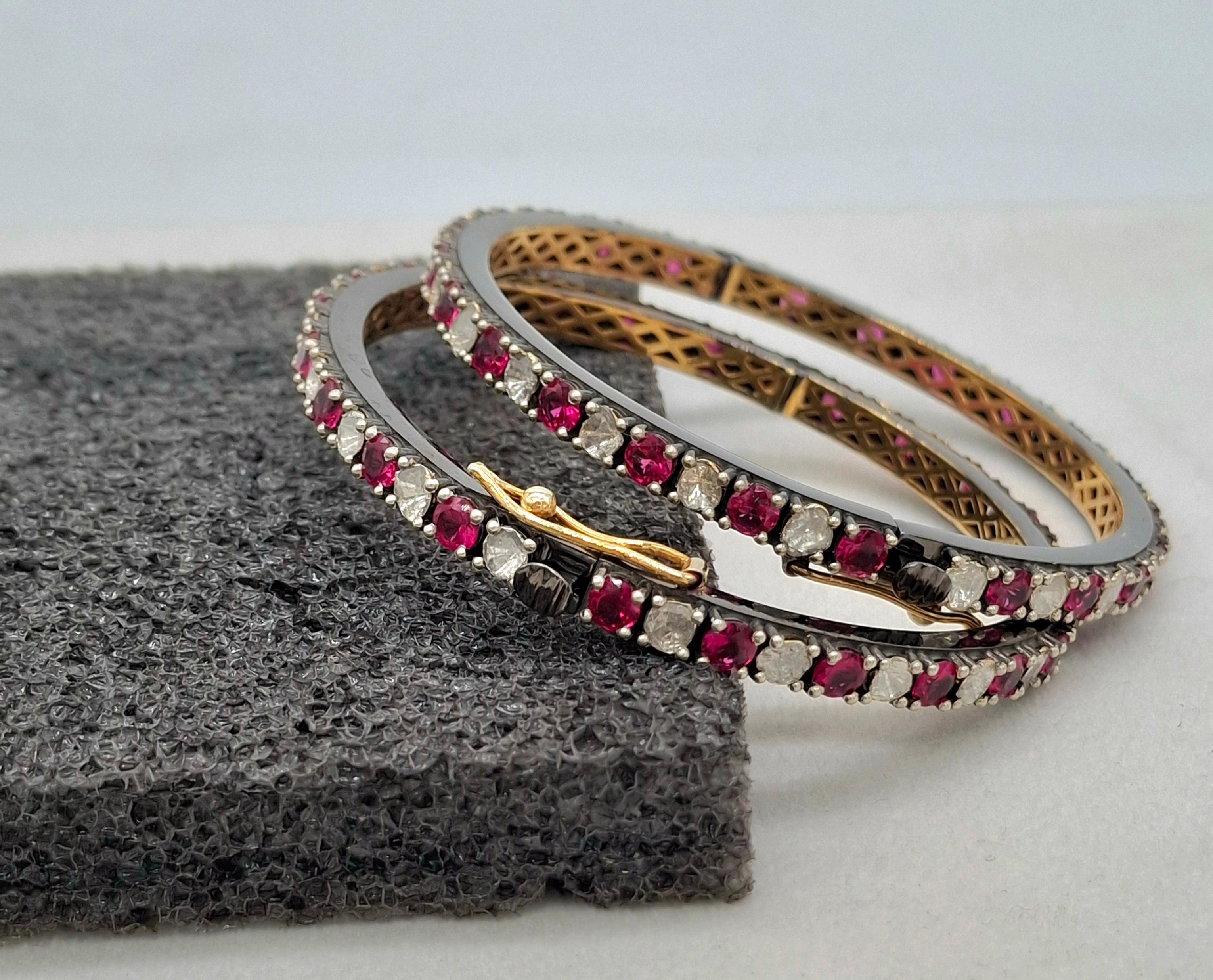 Une paire de magnifiques bracelets en diamant et rubis se compose de :

Diamant - 10,40cts
Type de diamant : diamant polki non taillé
Couleur du diamant : blanc avec des reflets jaunes
Certificat de diamant - certifié IGI
Métal : Argent
Pureté du