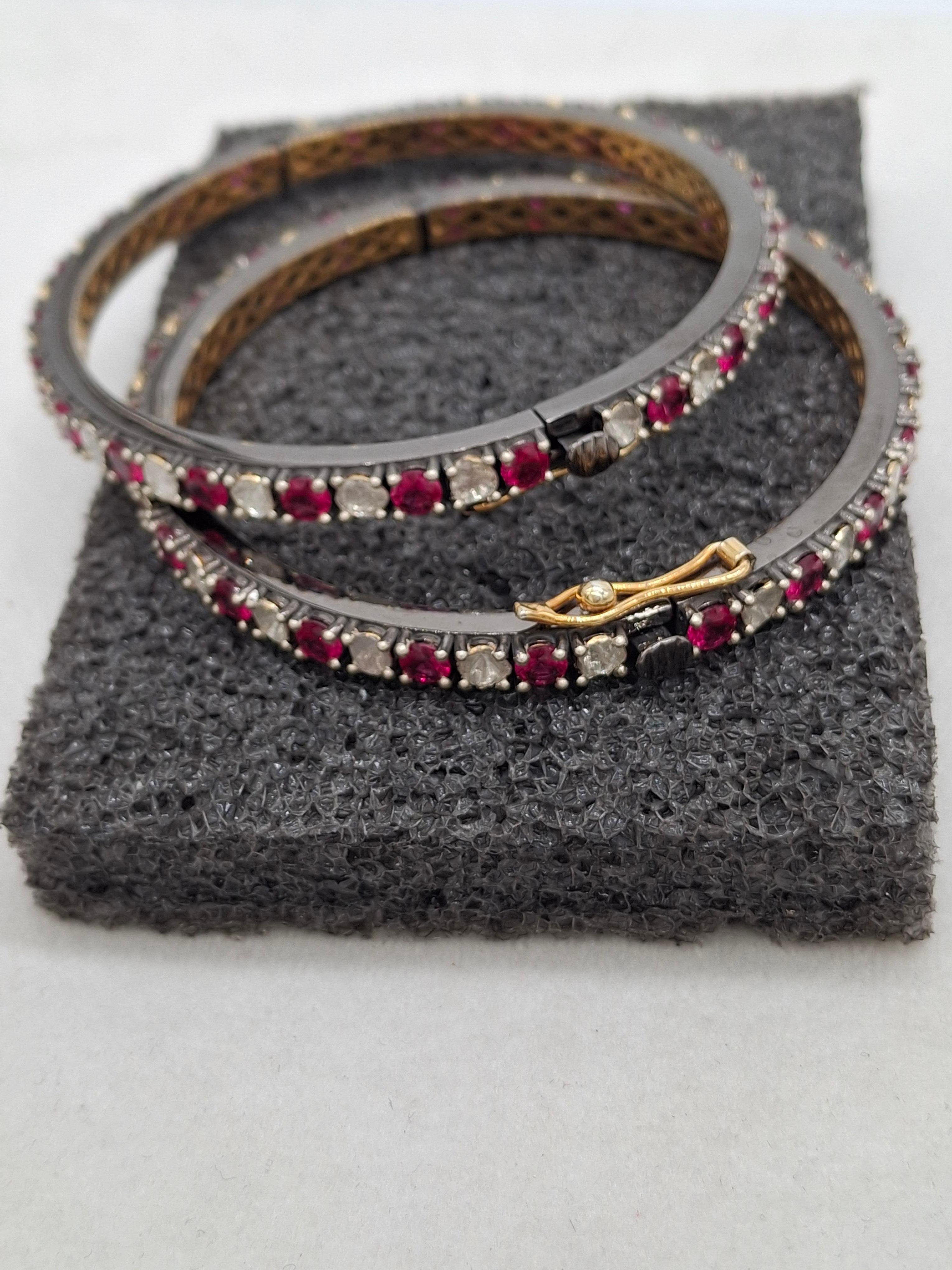 Paire de Bracelet à charnière en argent Sterling Ruby Diamant naturel Plaque d'or jaune en vente 1