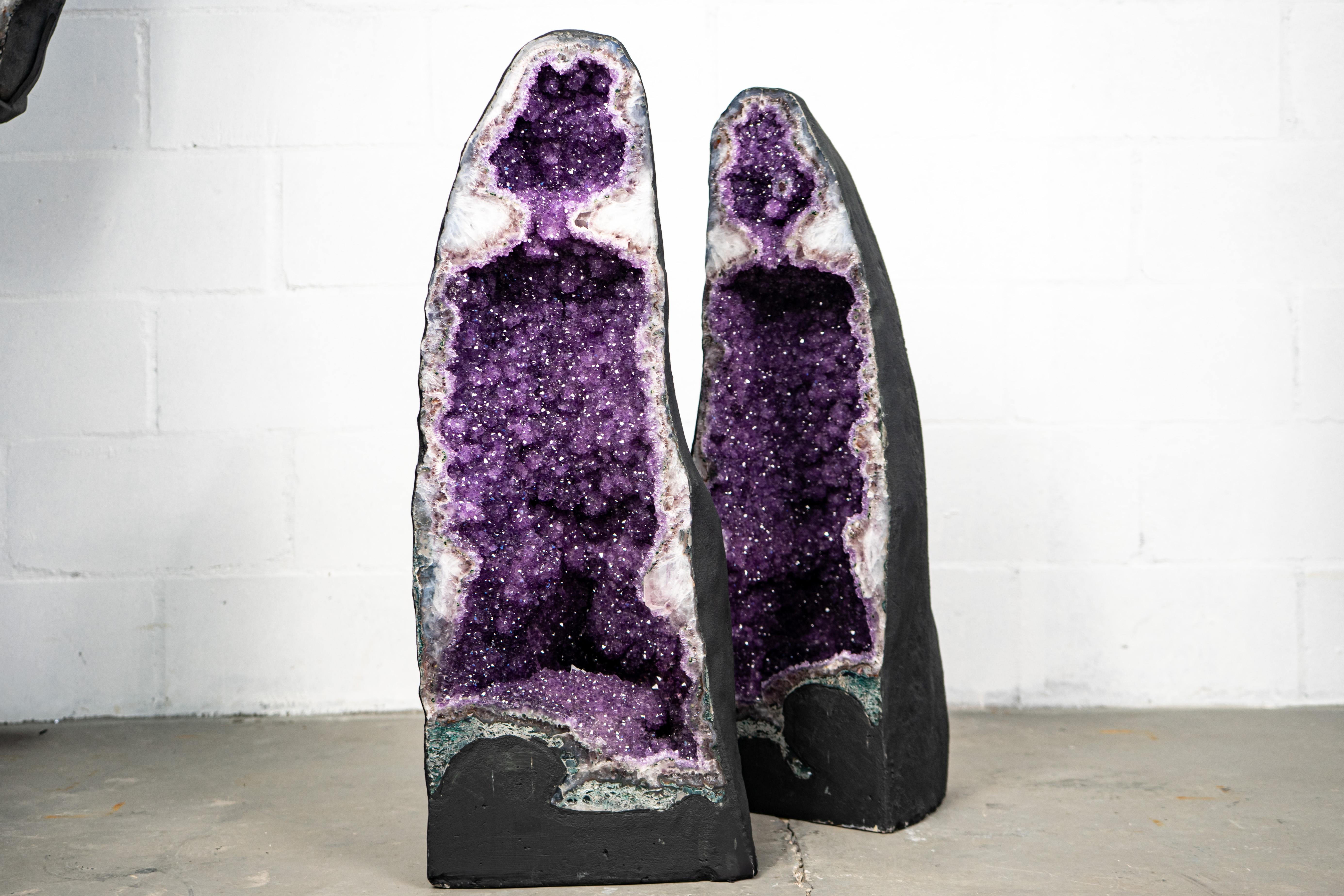 Seltenes Paar Amethyst Geoden mit funkelnden Galaxy Amethyst Druzy - Bookmatching Pair

▫️ Beschreibung

Beeindruckend schön, mit einer ästhetischen Formation und gefüllt mit seltenen, funkelnden Amethysten, ist dieses Paar zusammengehöriger Geoden