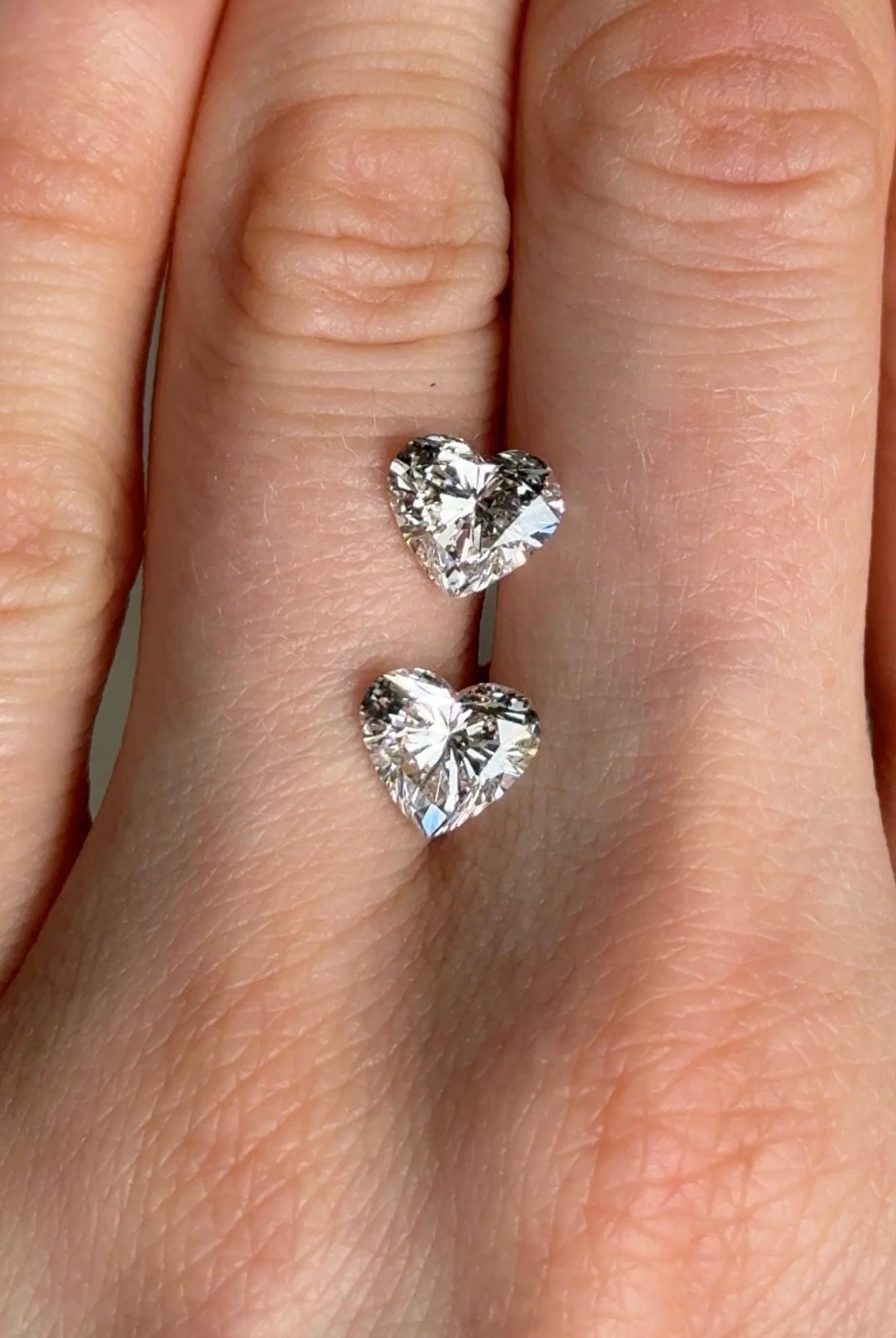 Moderno Coppia di diamanti Nature a forma di cuore, 3,26 ct GIA CERTIFICATO in vendita