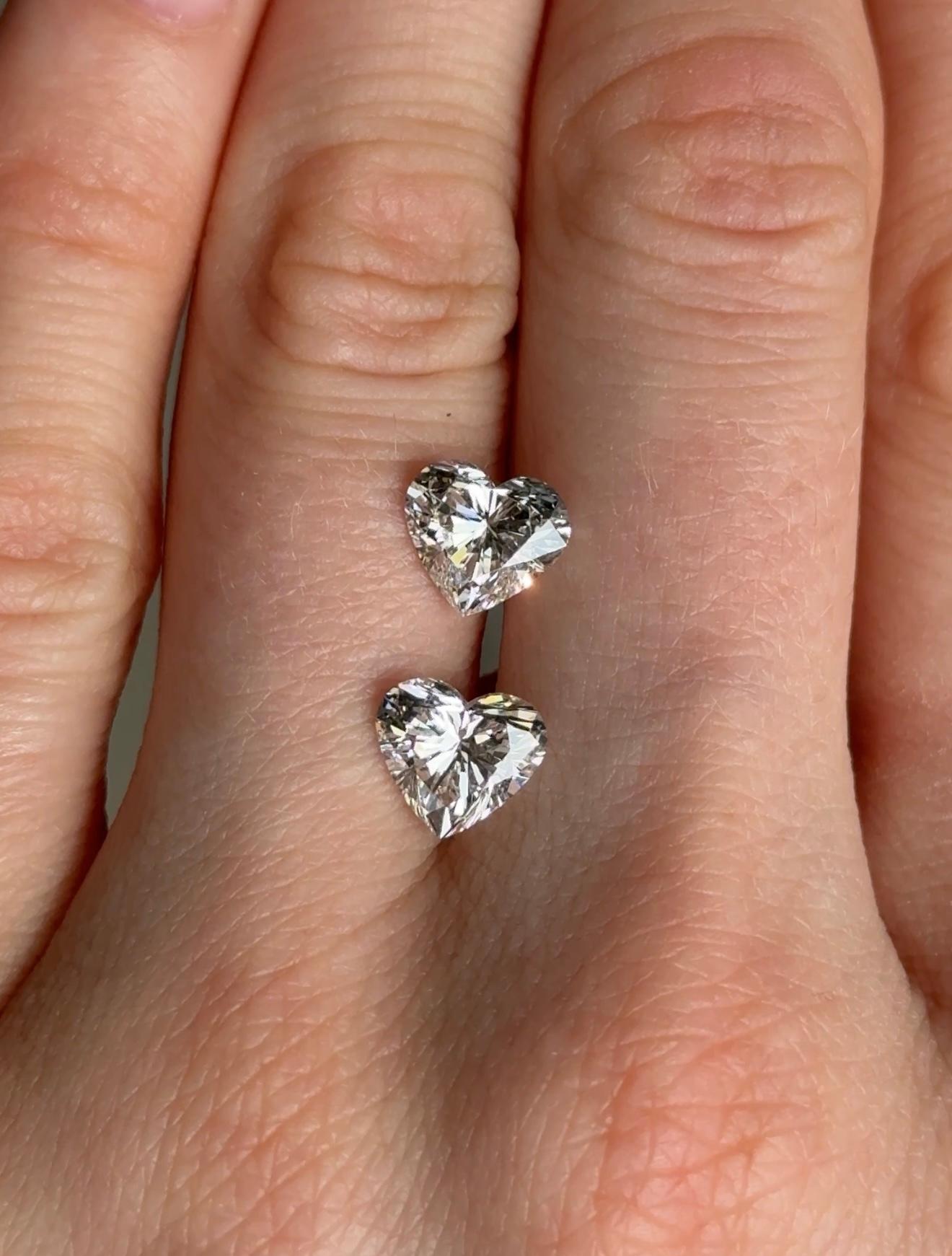 Cuore Coppia di diamanti Nature a forma di cuore, 3,26 ct GIA CERTIFICATO in vendita