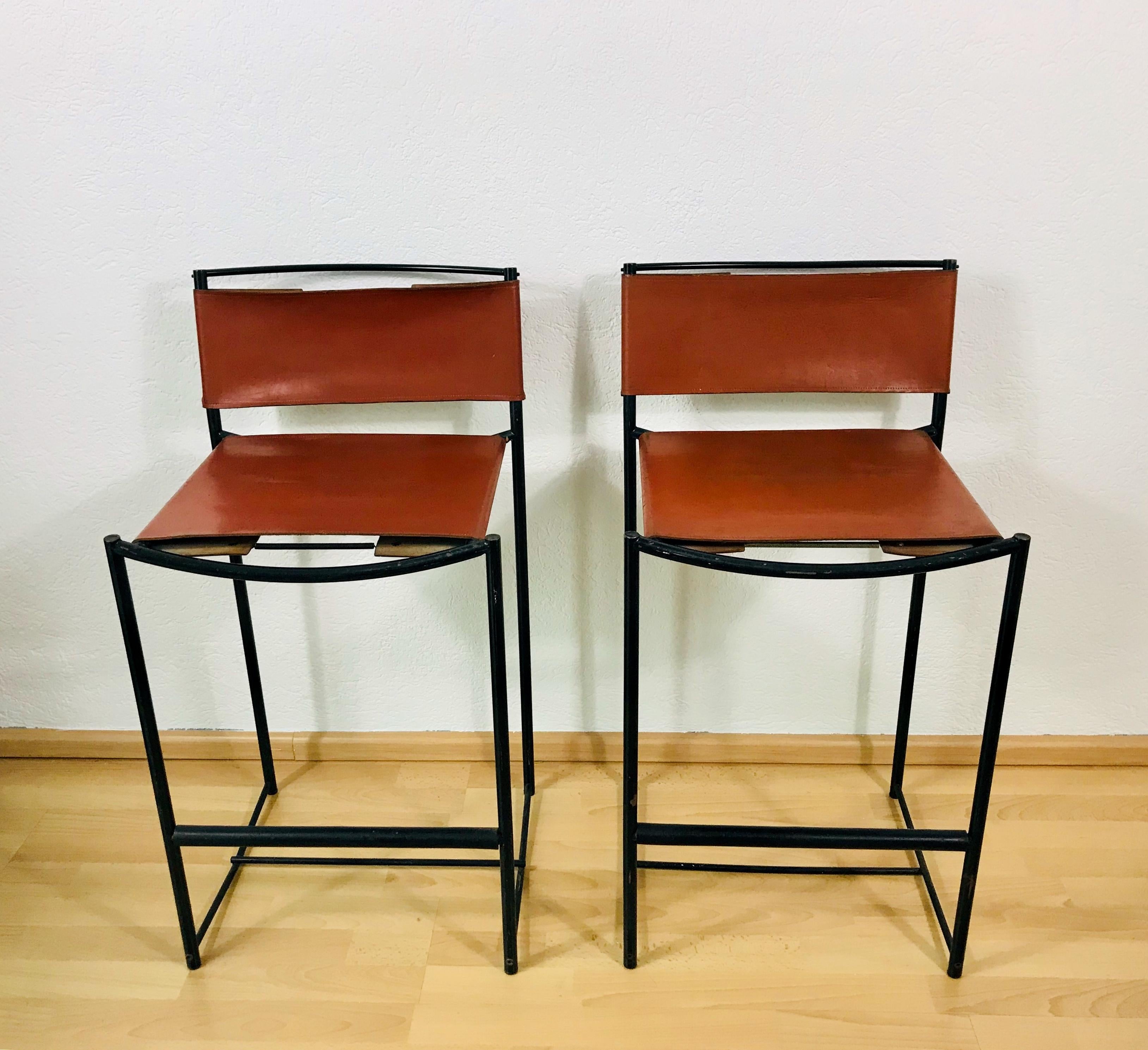 A very rare pair of barstools by Giandomenico Belotti for Alias. Made of black lacquered steel and natural leather.

Good vintage condition.

Free worldwide standard shipping.