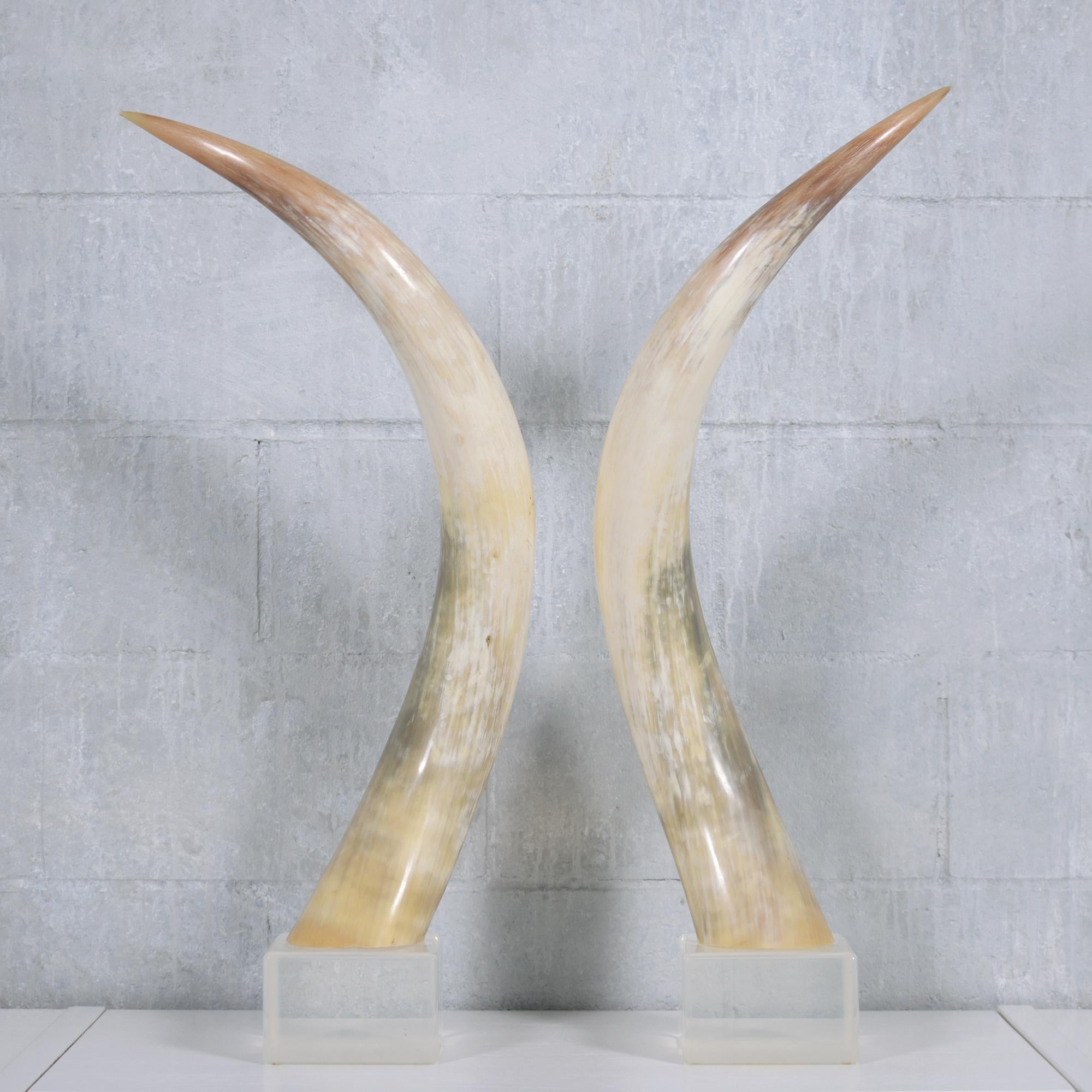 Fait main Paire de bœufs Longhorn naturels sur socles en lucite en vente