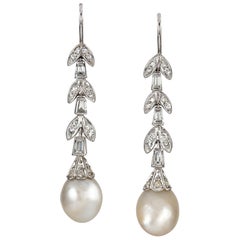 Paire de boucles d'oreilles pendantes en perles naturelles et diamants