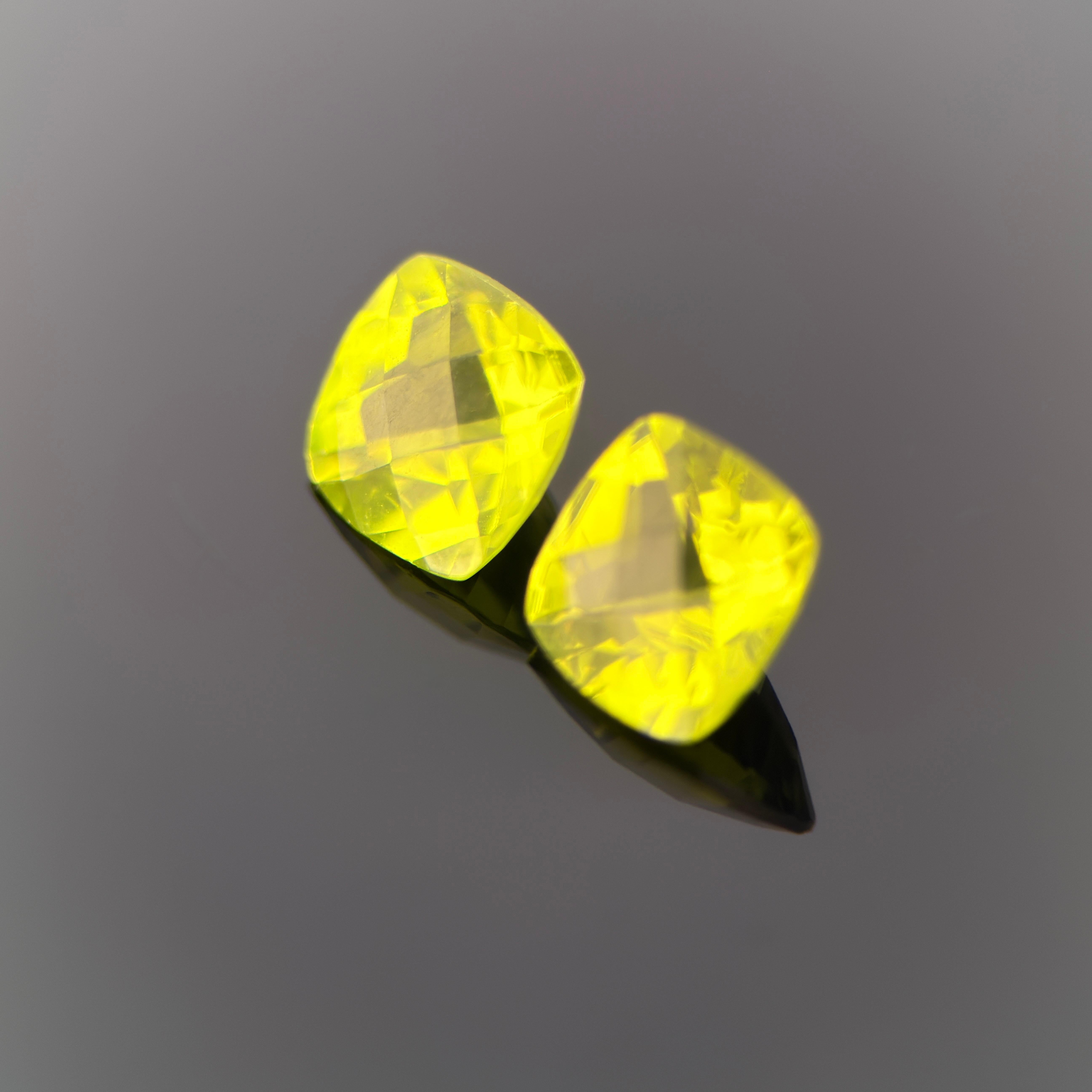 Une paire de péridots naturels parfaitement assortis, totalisant 2,02 carats, d'une teinte vert lime vive et d'une brillance éclatante.
Chaque pierre a été magistralement taillée en forme de coussin pour mettre en valeur son feu naturel et sa