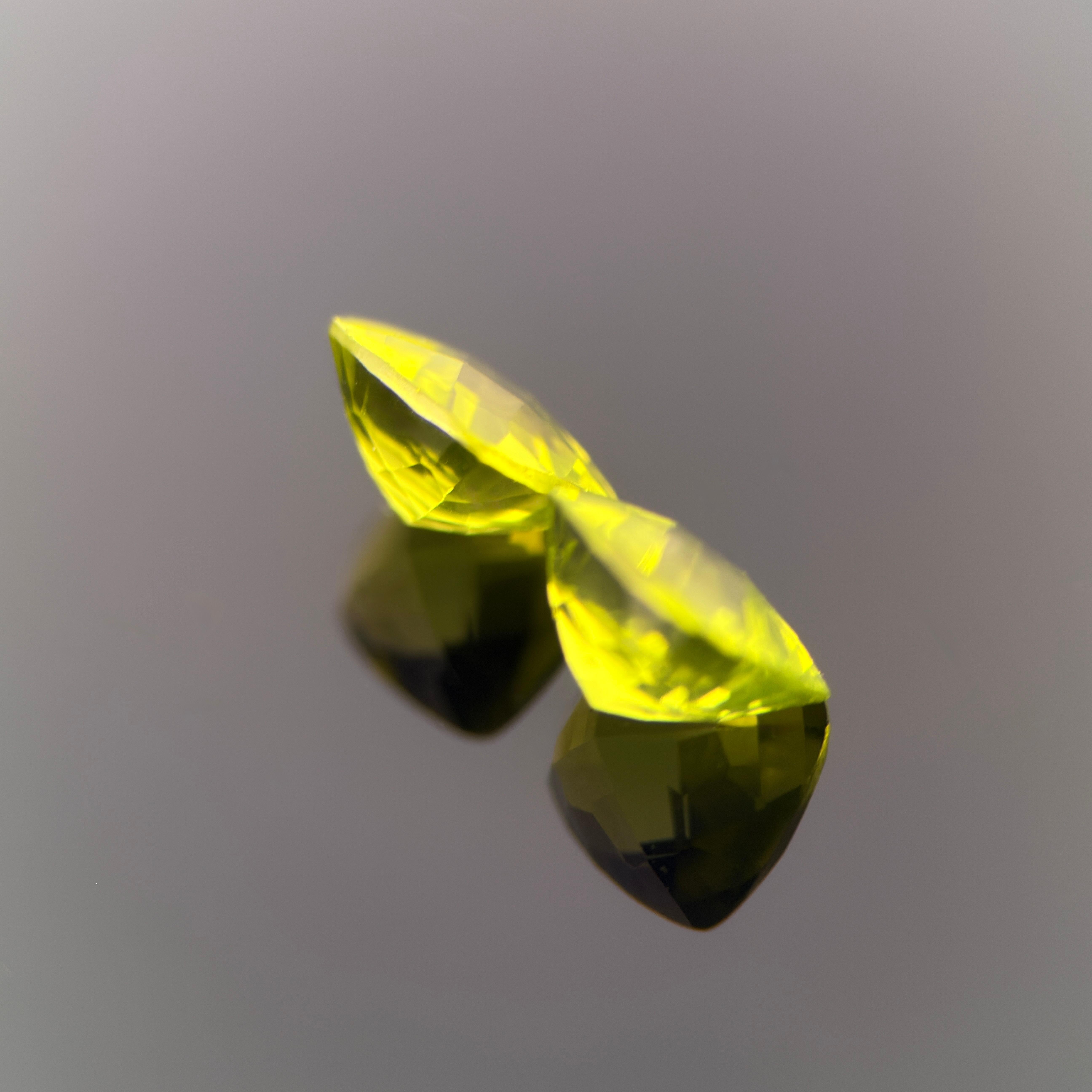 Taille coussin Paire de péridots naturels - 2,02 carats au total, taille coussin, vert lime vif en vente