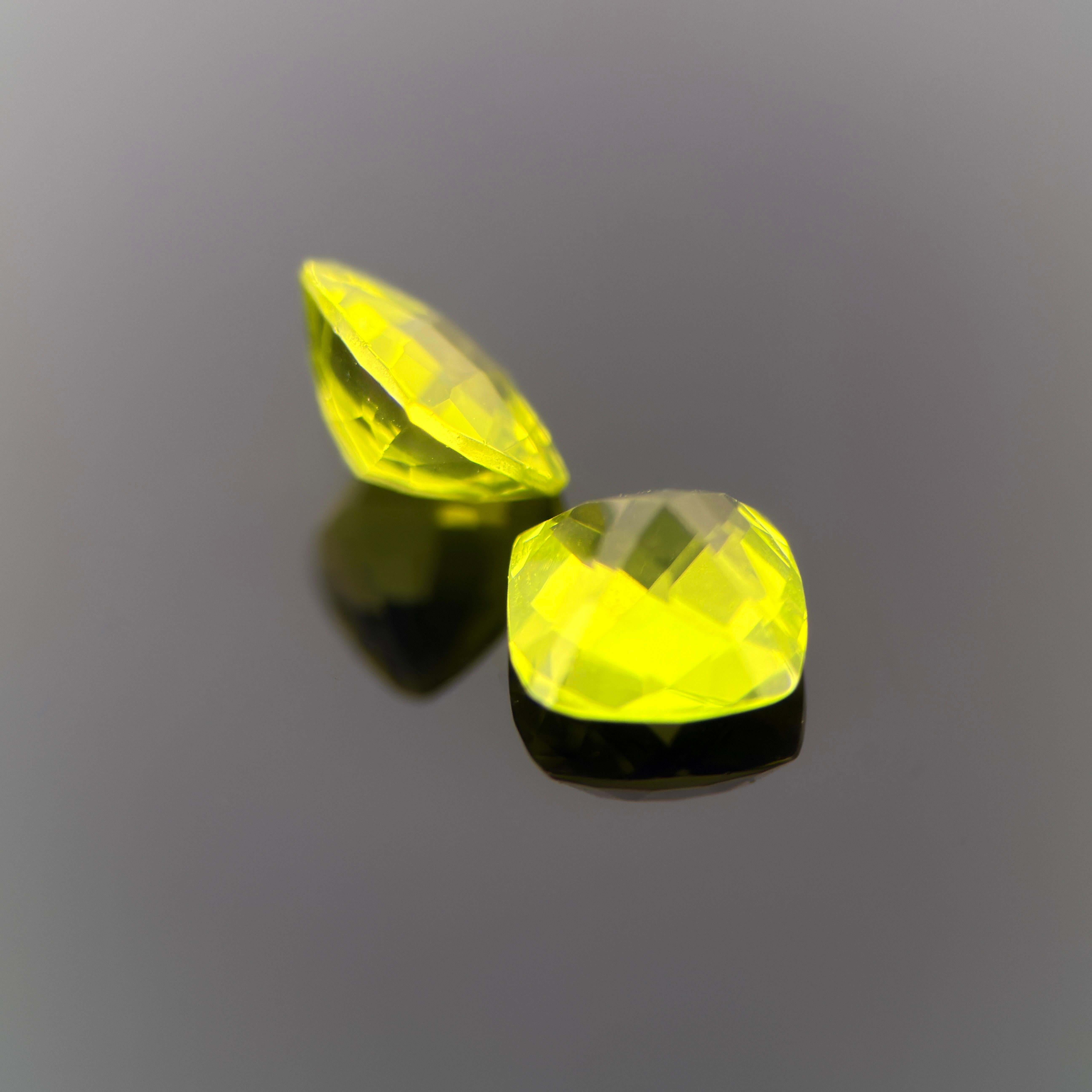 Paire de péridots naturels - 2,02 carats au total, taille coussin, vert lime vif Neuf - En vente à Temse, BE