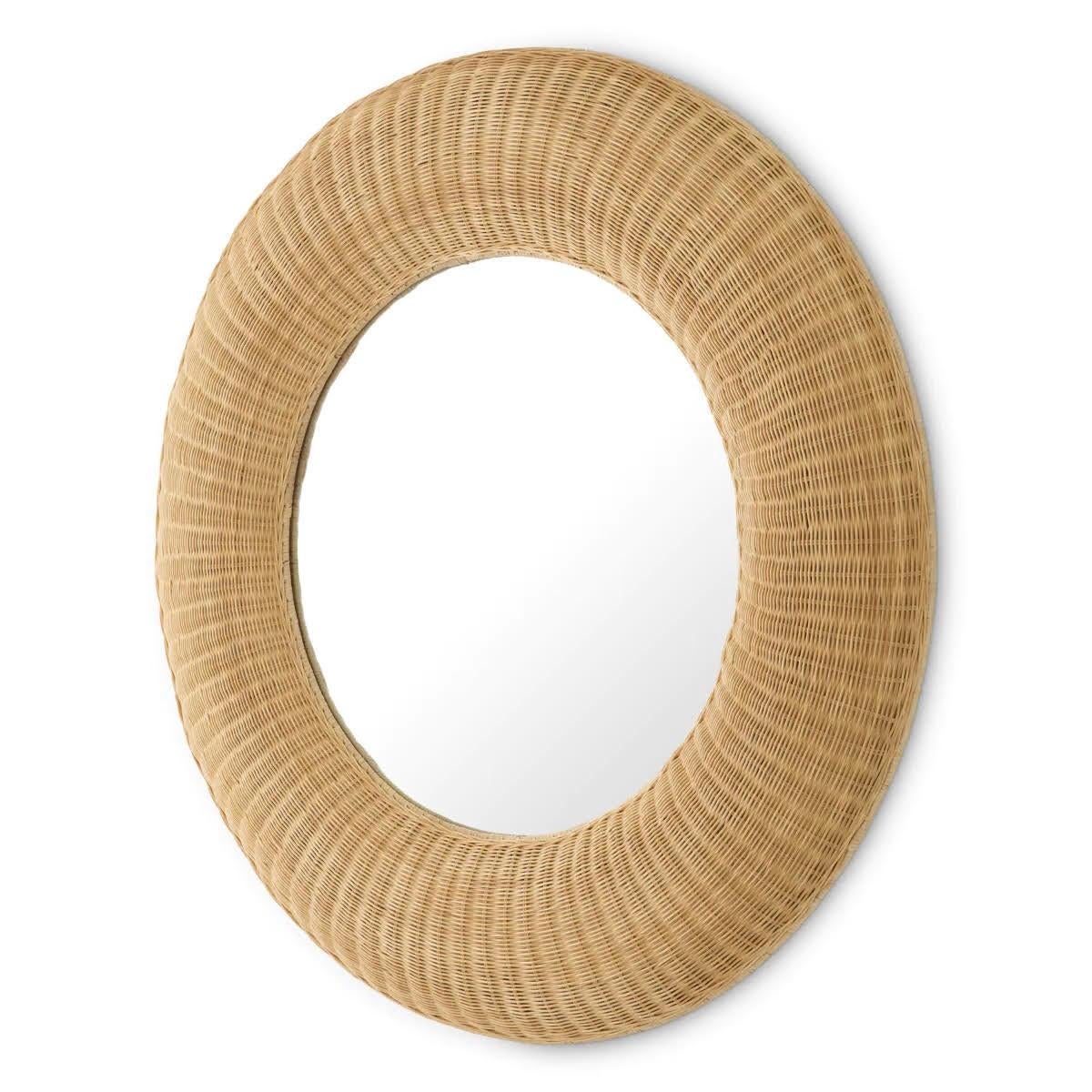 Pareja de espejos de ratán natural.

Estos dos espejos son una cautivadora mezcla de ratán natural y artesanía.
Estos espejos redondos meticulosamente tejidos a mano presentan detalles y texturas intrincados, que destilan elegancia rústica y encanto